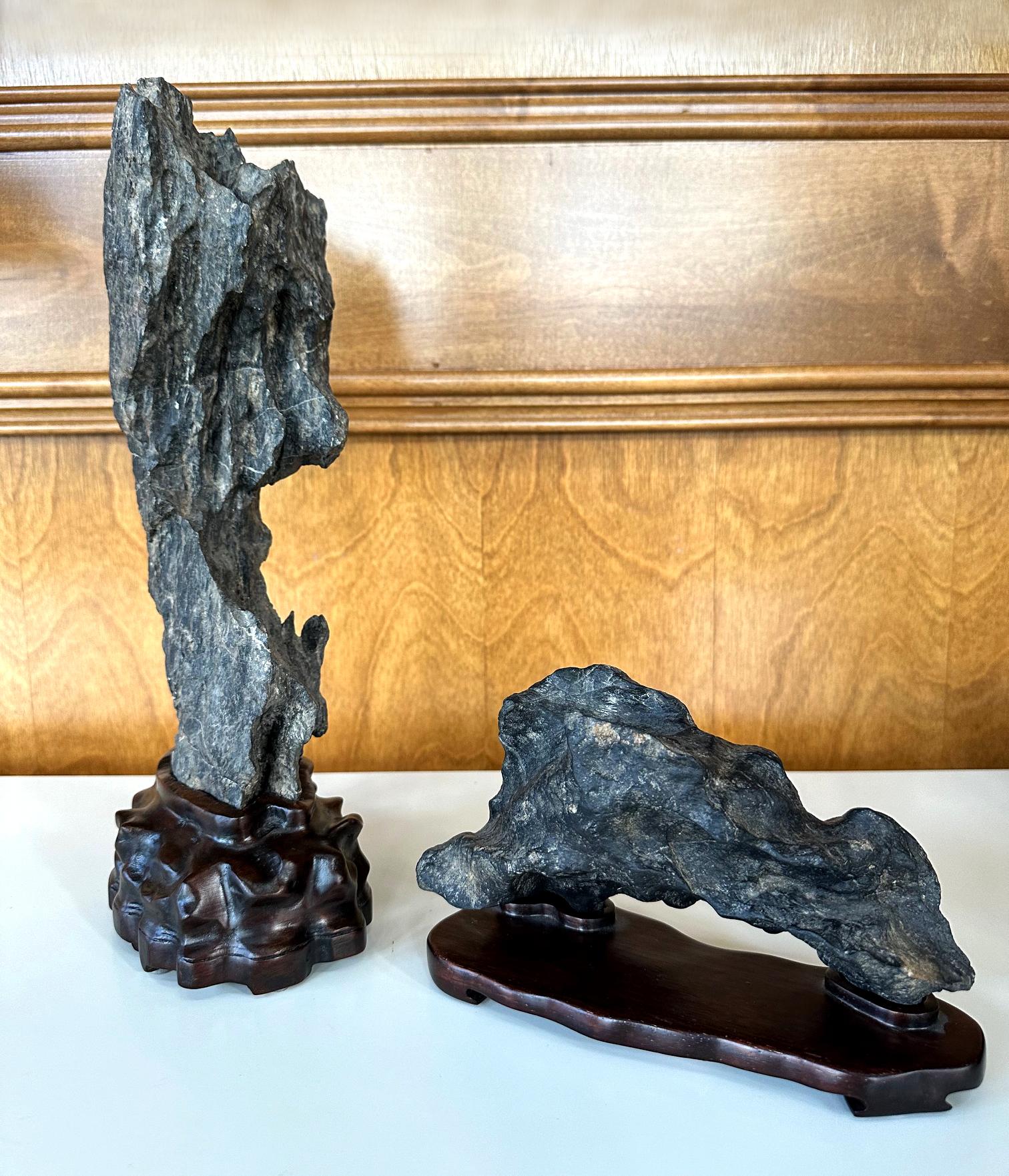 Lingbi chinois Forme arquée en pierre sur stand d'exposition en vente 9