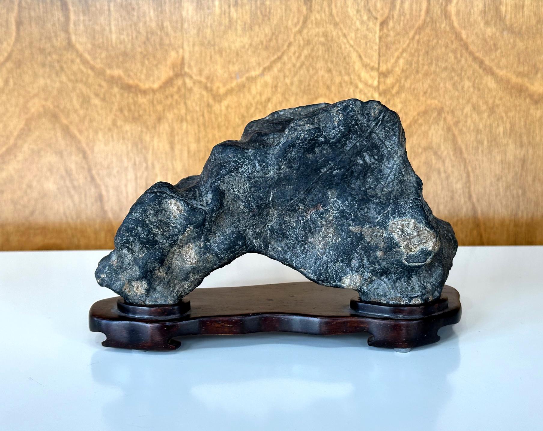 Chinesische Lingbi Gelehrter Stein gewölbte Form auf Display Stand (19. Jahrhundert) im Angebot