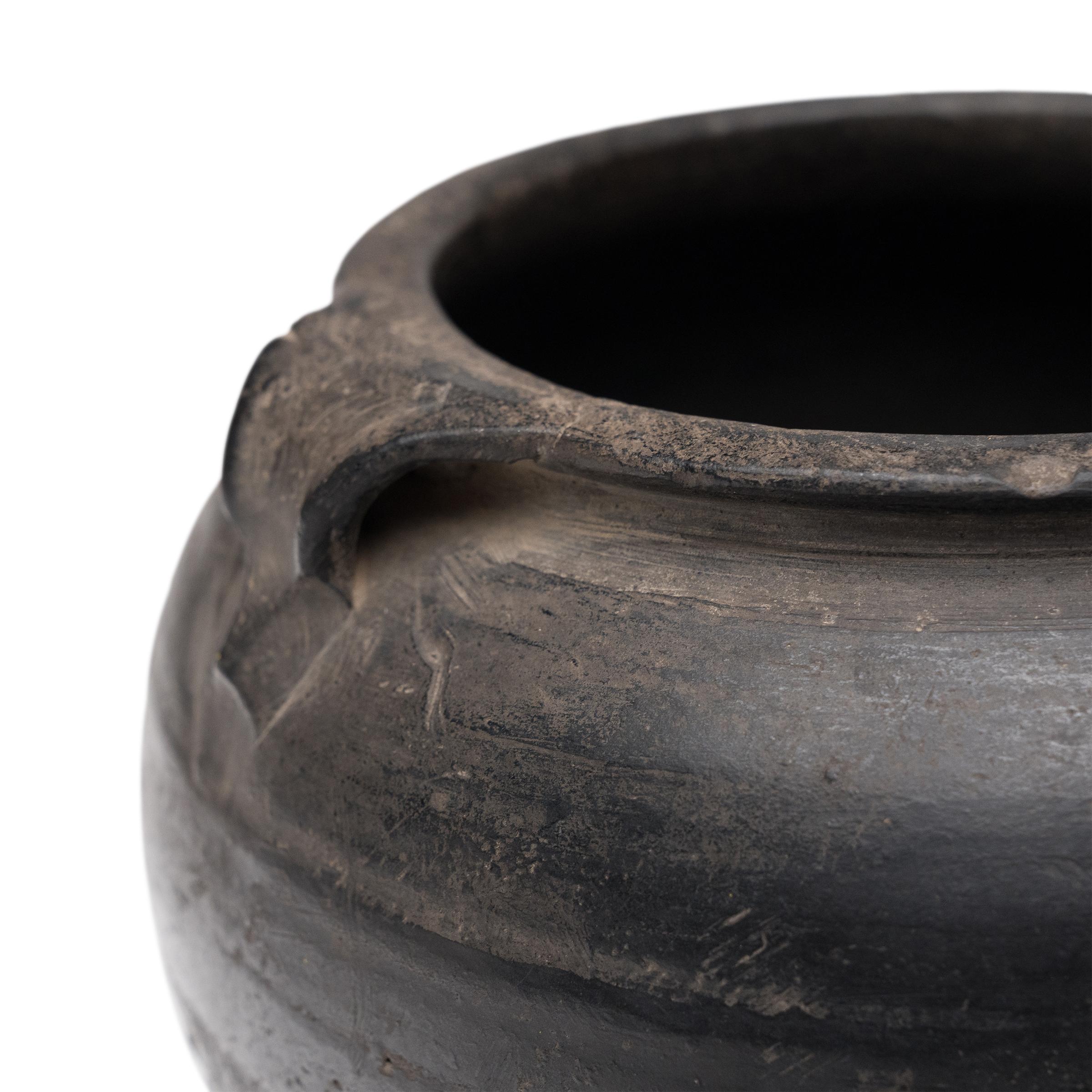 Non smaltato Vaso da dispensa cinese a lobi, 1900 circa in vendita