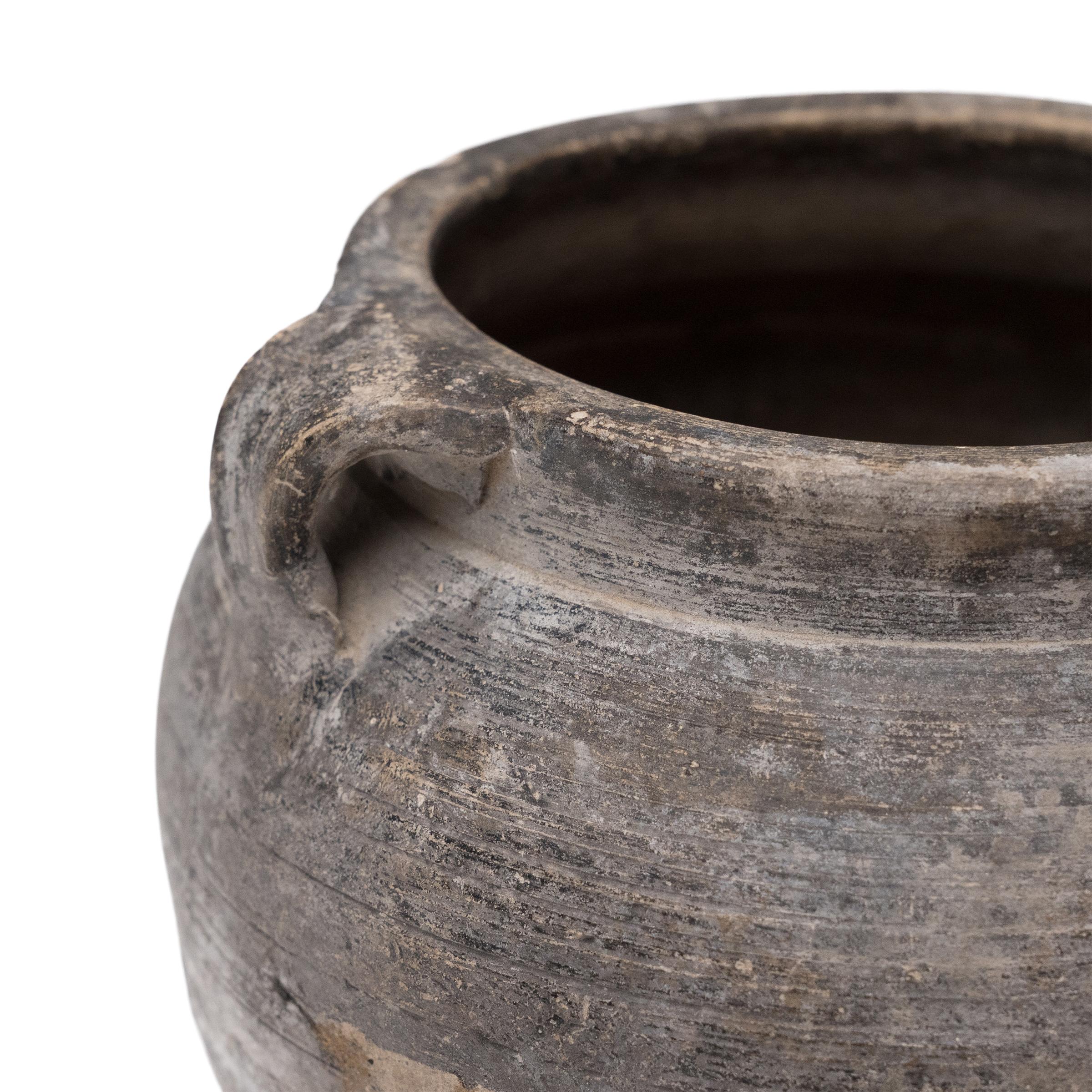 Non smaltato Vaso da dispensa cinese a lobi, 1900 circa in vendita