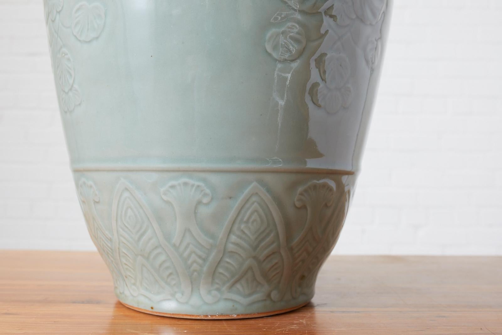 Chinesische Celadon-Vase im Longquan-Stil (20. Jahrhundert) im Angebot