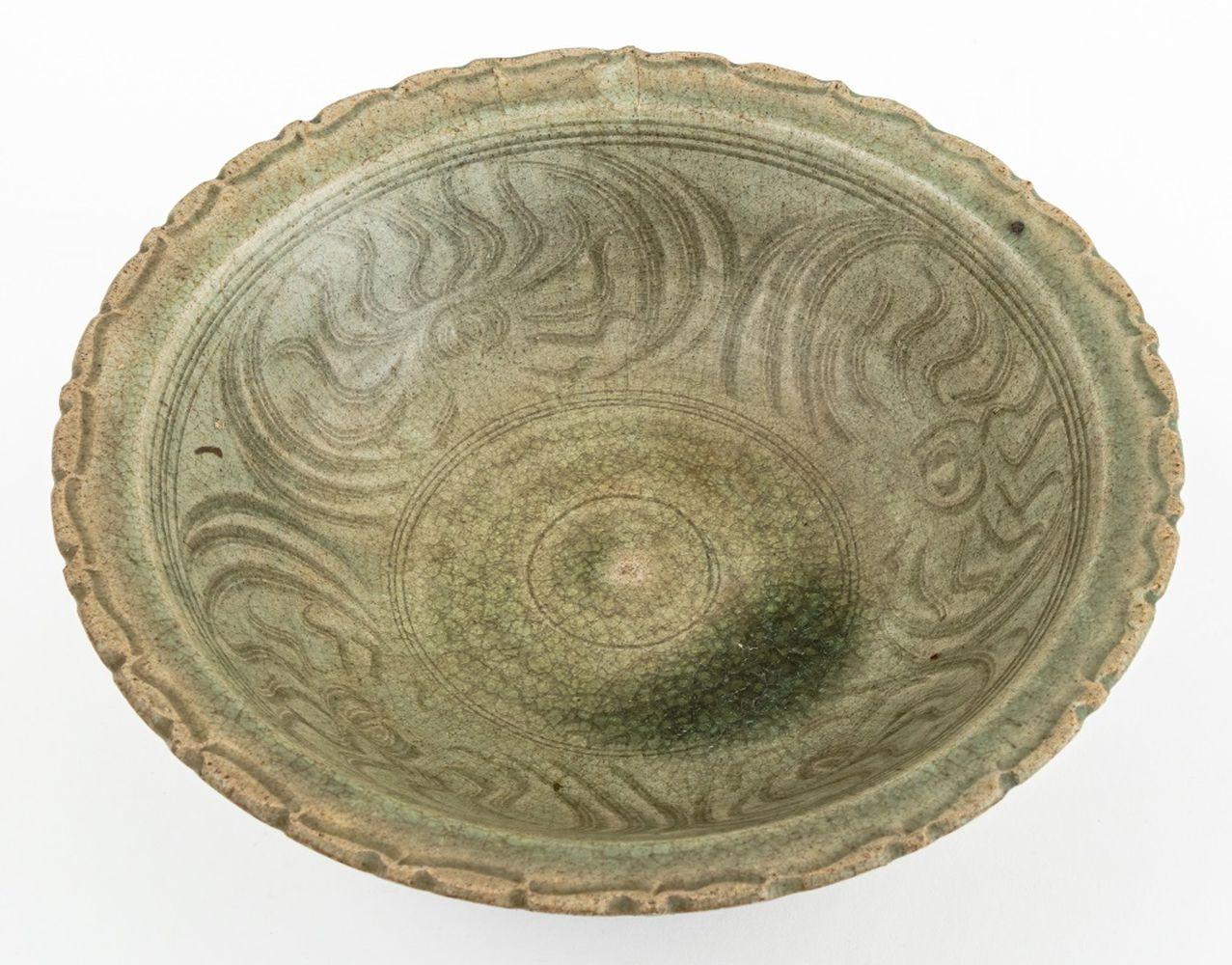 Chinese Lotus Form Longquan Celadon Glazed Bowl Chino en venta