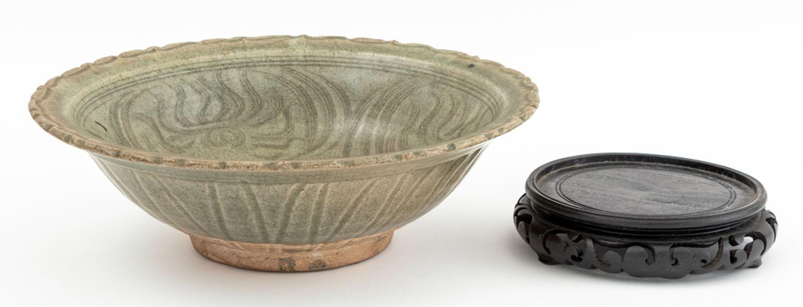 Chinese Lotus Form Longquan Celadon Glazed Bowl Glaseado en venta