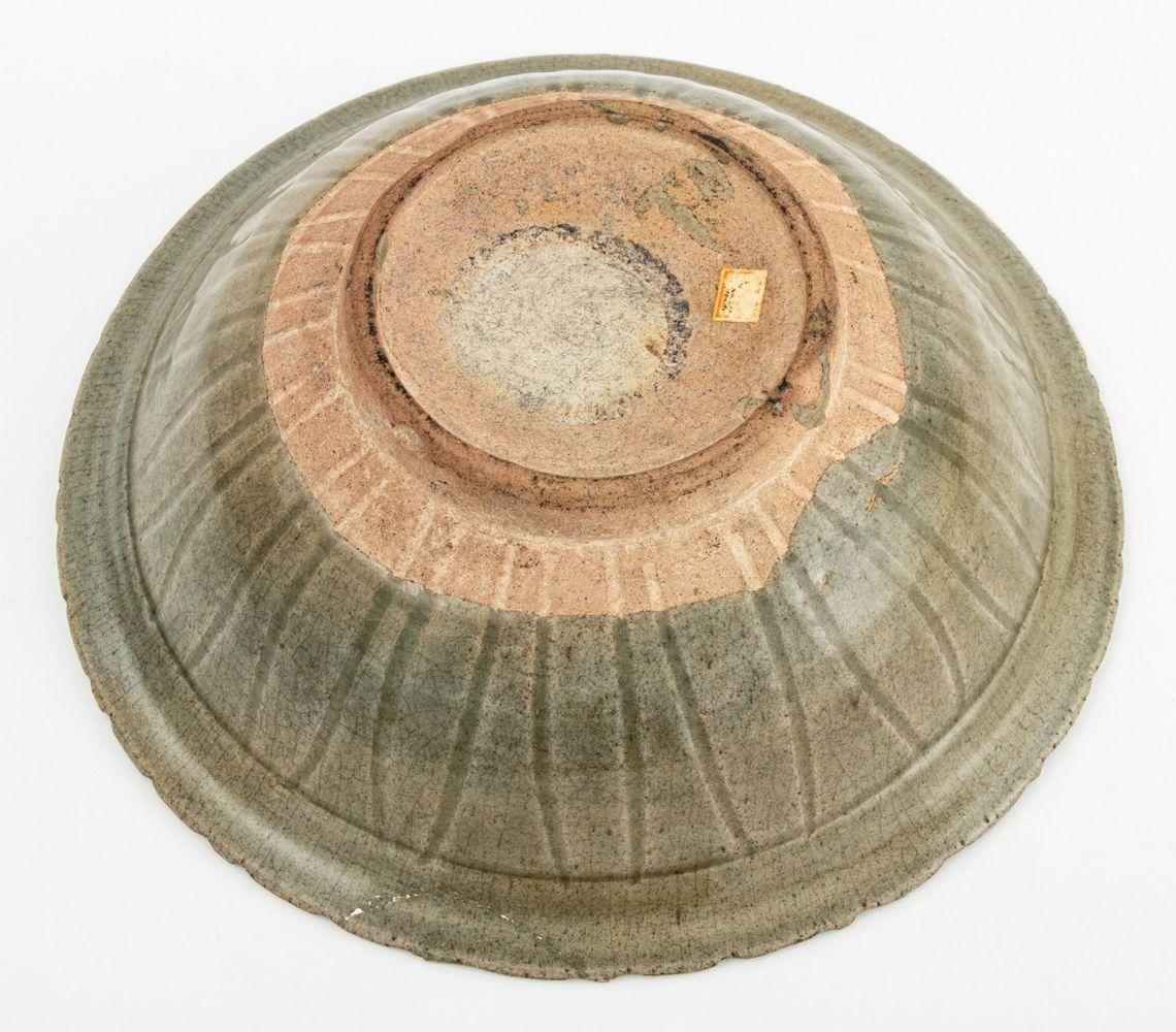 Chinese Lotus Form Longquan Celadon Glazed Bowl en Bueno estado para la venta en Astoria, NY