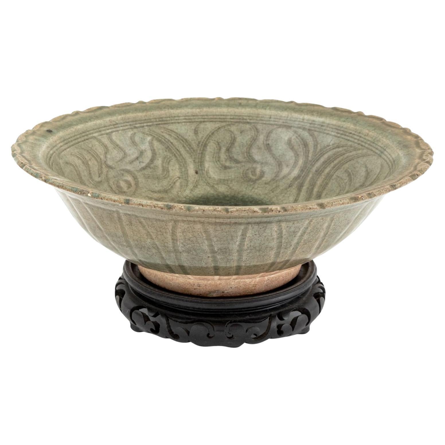 Chinese Lotus Form Longquan Celadon Glazed Bowl en venta