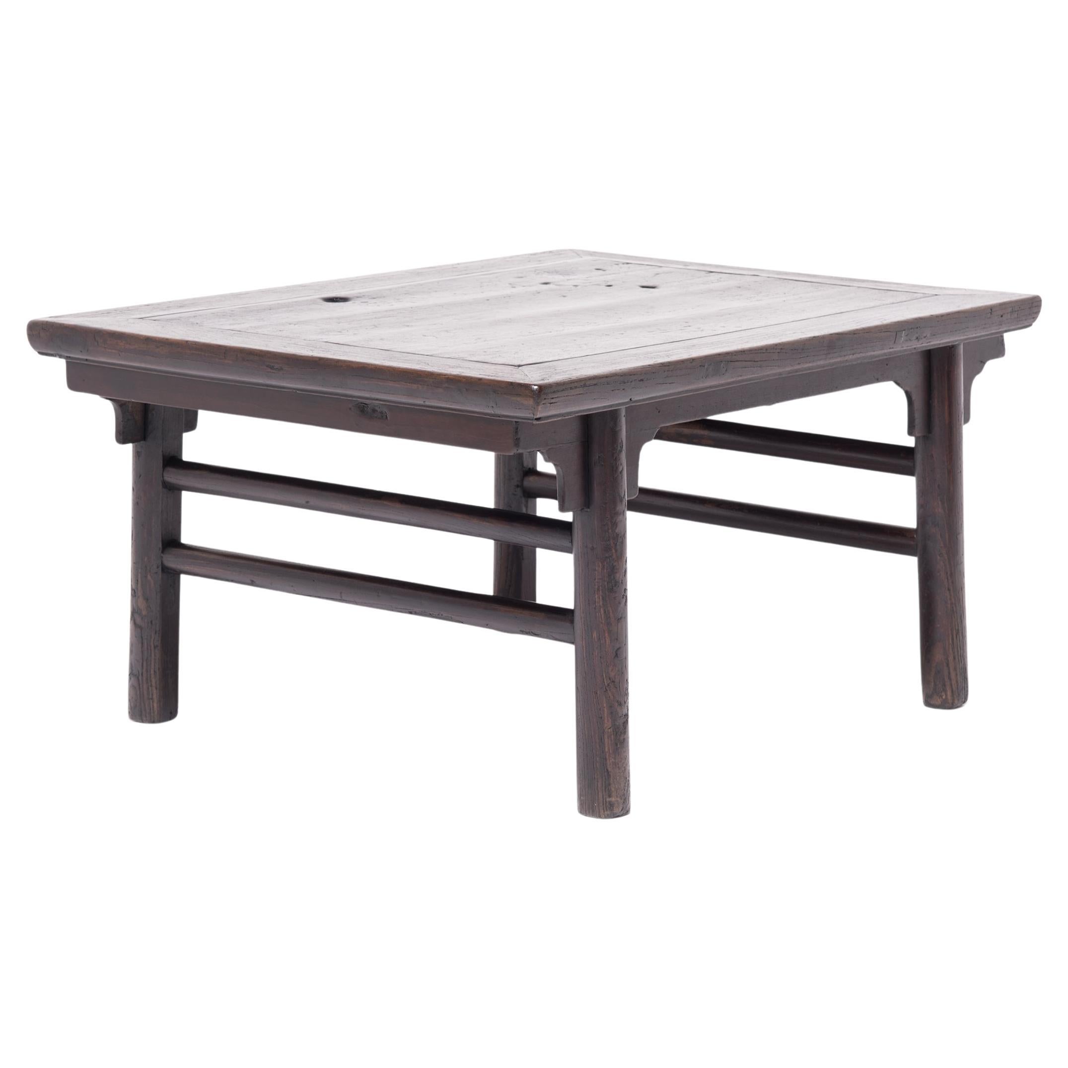 Chinesischer niedriger Couchtisch mit eingesetztem Bein, um 1850