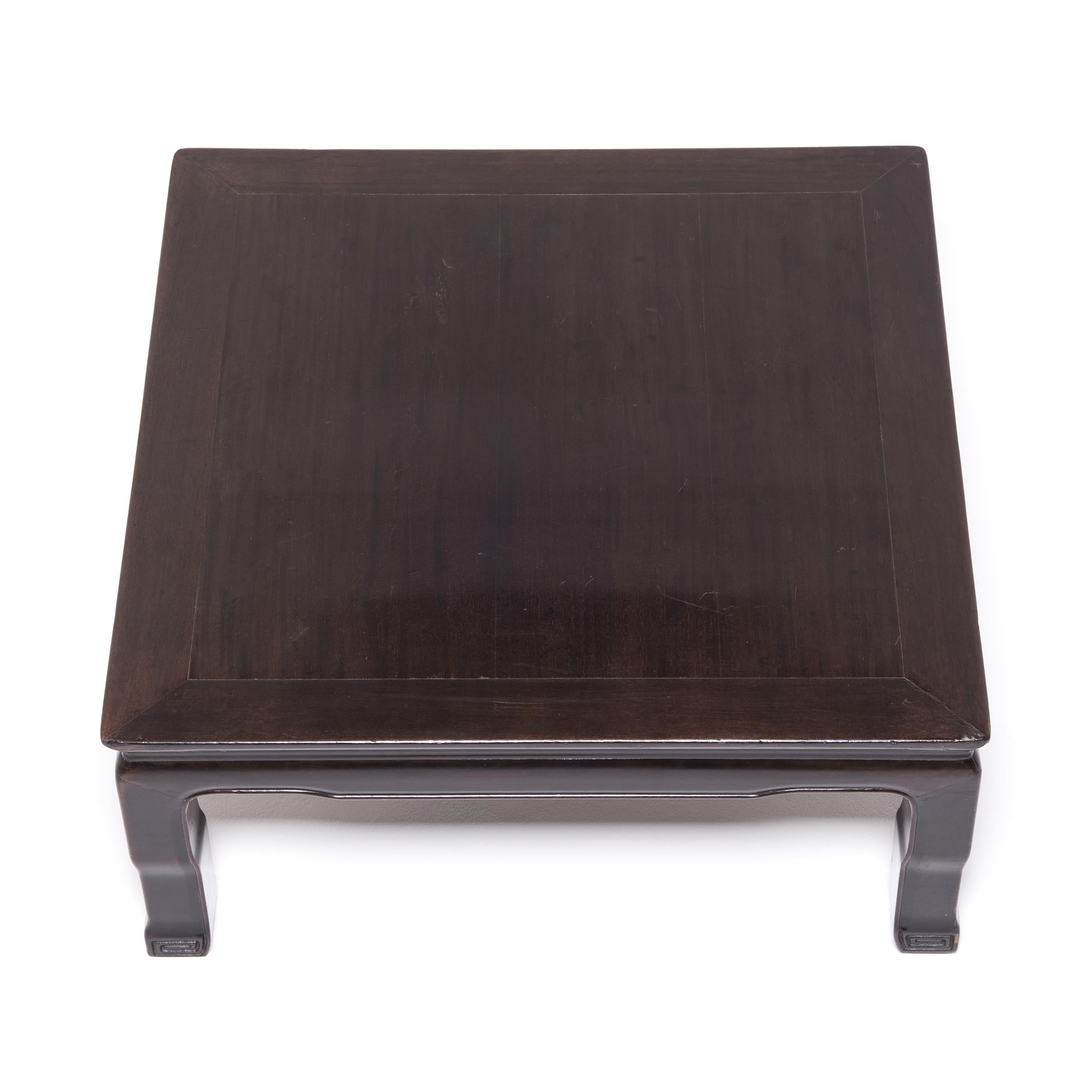 Chinesischer niedriger quadratischer Couchtisch, um 1900 (Hartholz) im Angebot