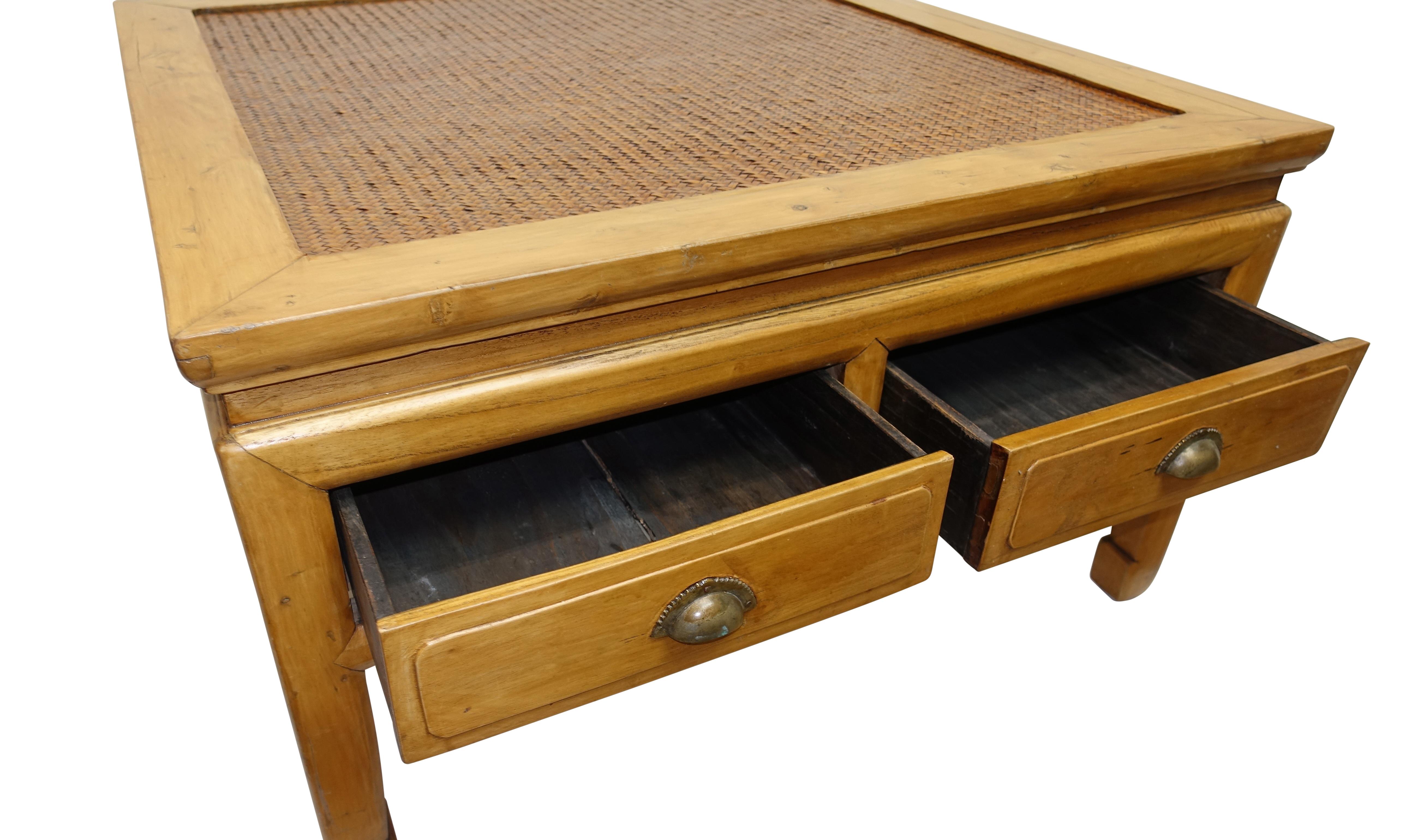 Bois Table basse chinoise avec plateau à panneaux tissés en vente