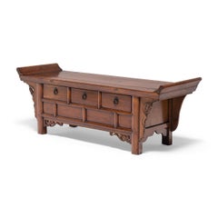Chinesischer niedriger chinesischer Altarkoffer mit drei Schubladen, um 1850