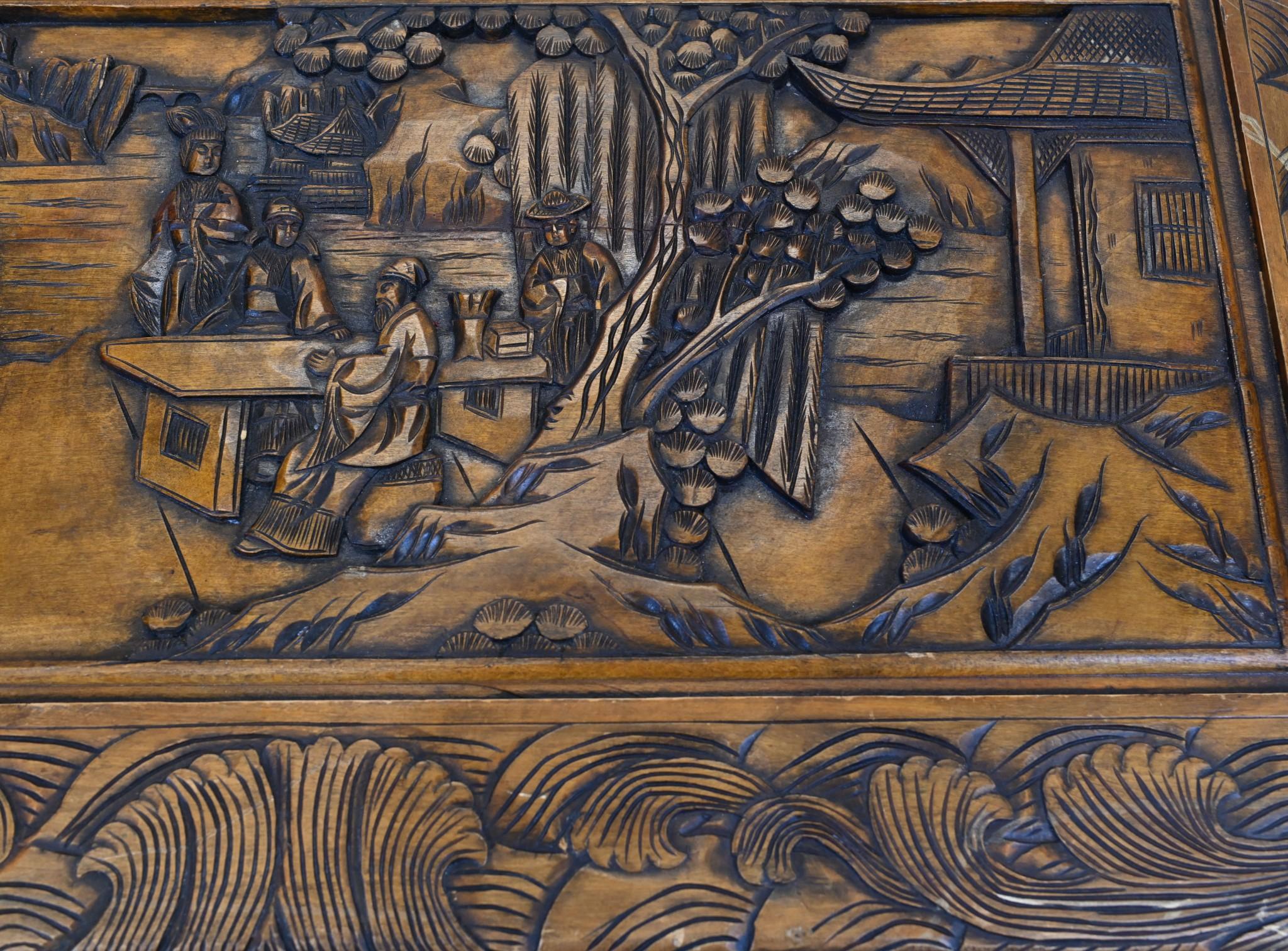 Vous voyez ici un magnifique coffre à camphre chinois sculpté de façon complexe.
Circa 1930 sur ce coffre
Ce produit serait un excellent objet de décoration ou même une table basse.
Les coffres à camphre chinois, souvent réalisés en bois richement