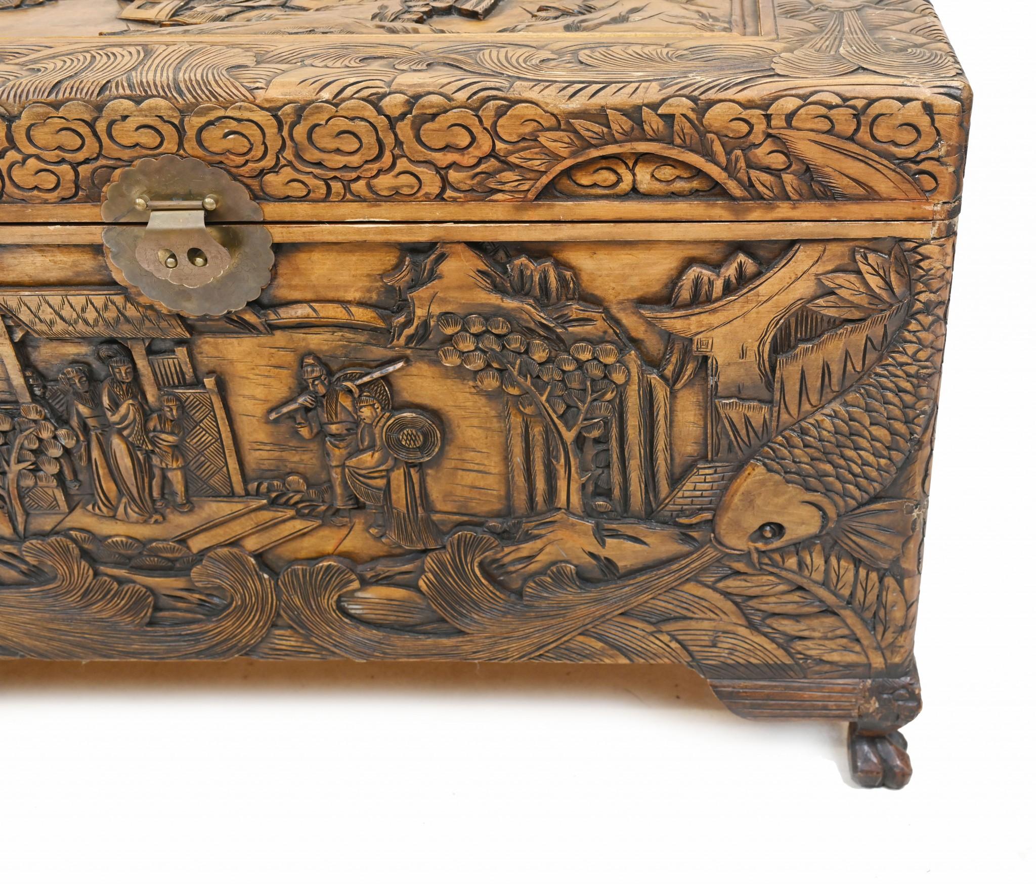 Coffre à bagages chinois Camphre sculpté à la main Boîte ancienne 1930 Bon état - En vente à Potters Bar, GB