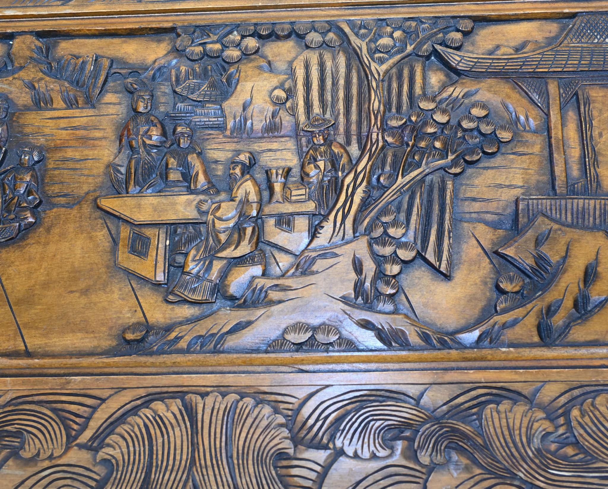 Milieu du XXe siècle Coffre à bagages chinois Camphre sculpté à la main Boîte ancienne 1930 en vente