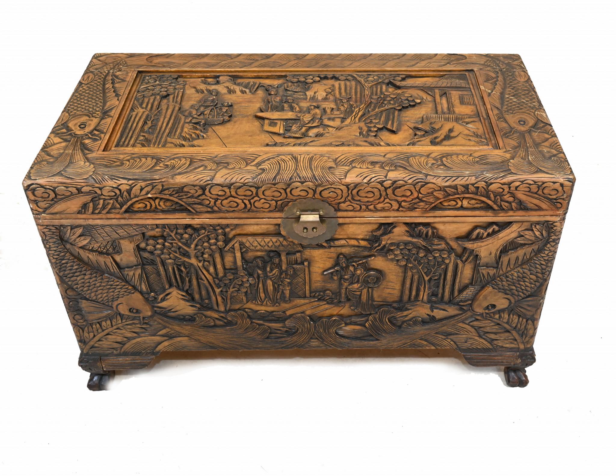 Bois Coffre à bagages chinois Camphre sculpté à la main Boîte ancienne 1930 en vente