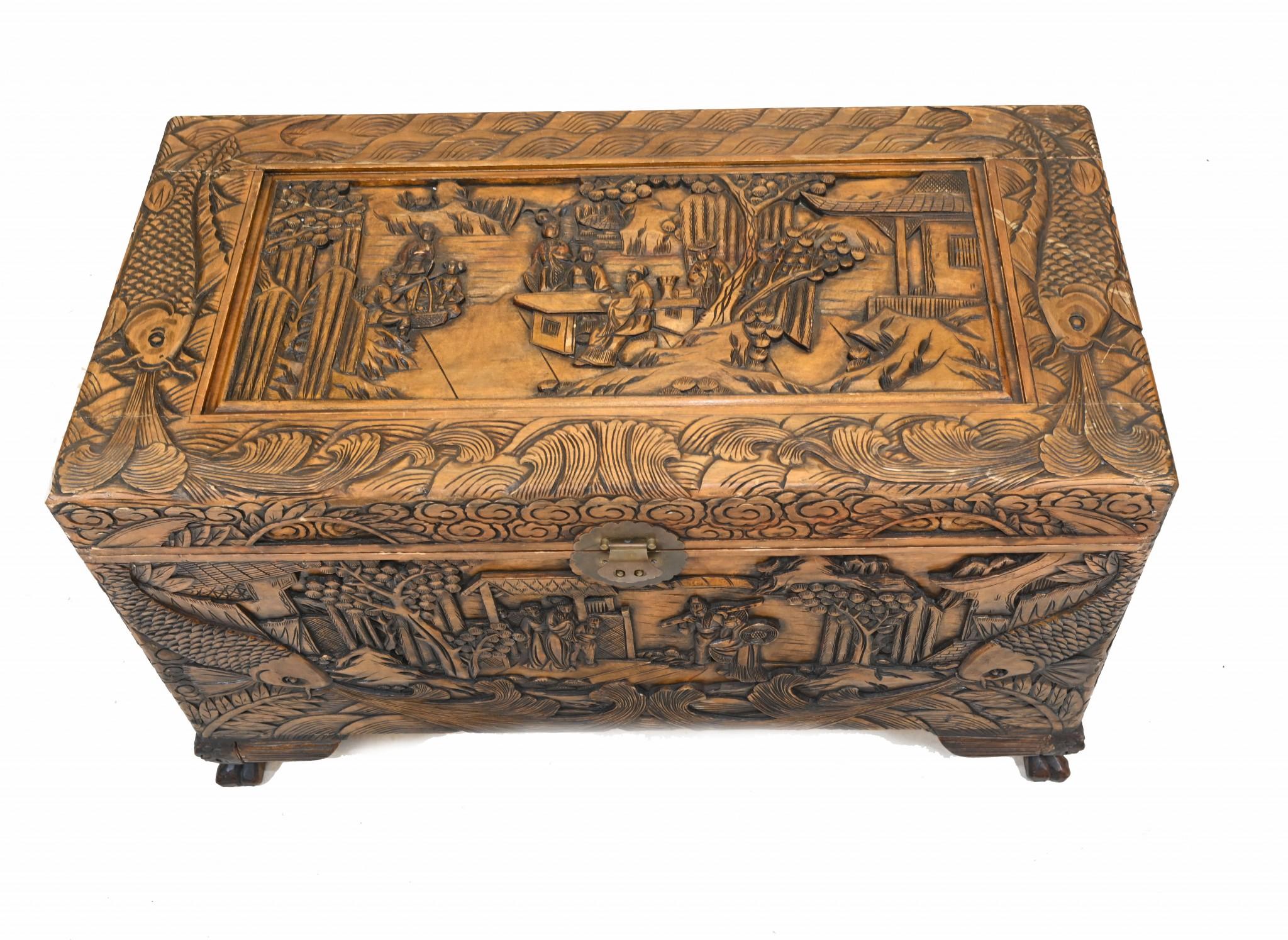 Coffre à bagages chinois Camphre sculpté à la main Boîte ancienne 1930 en vente 1