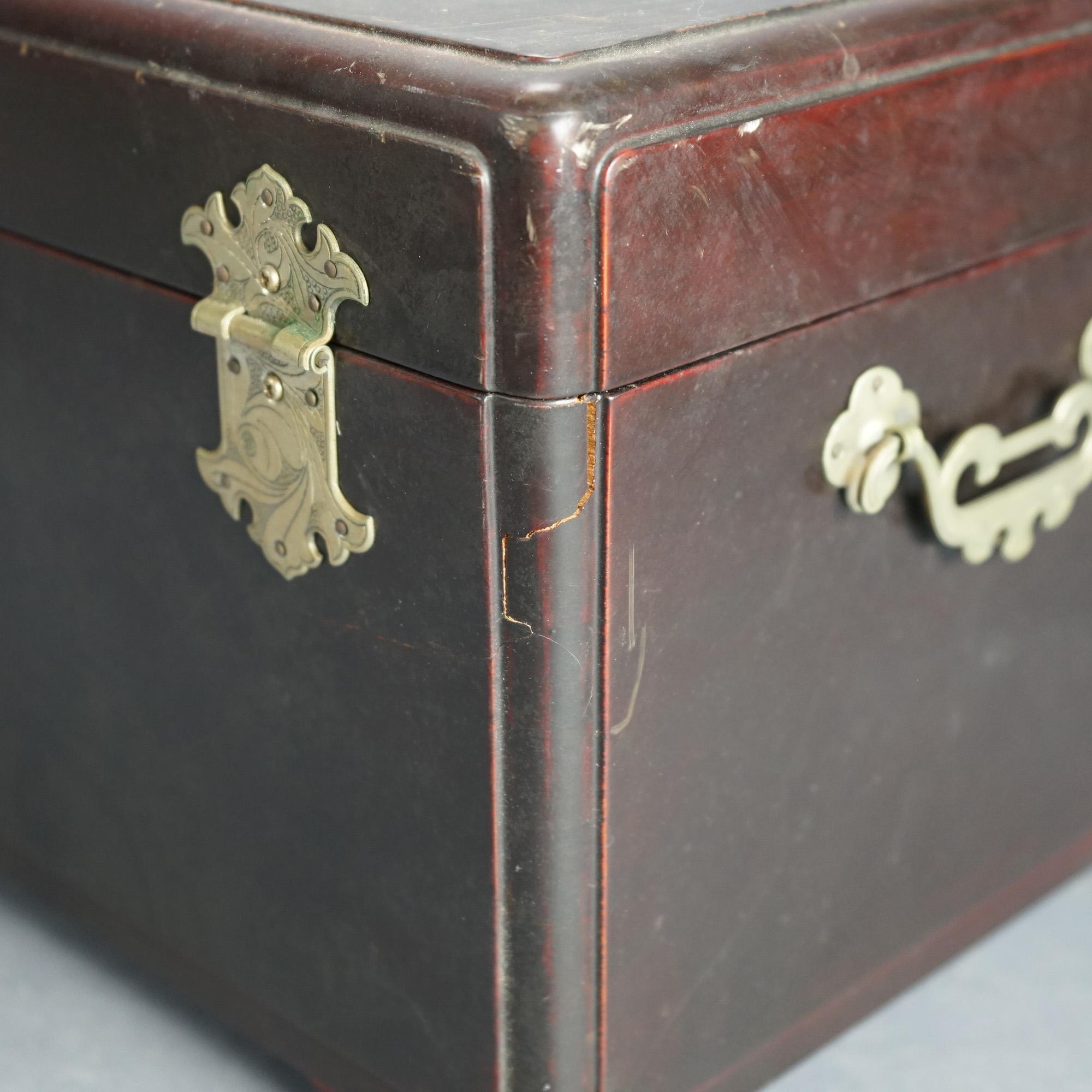 Boîte à couture chinoise en acajou avec fermoir en métal gravé 20e siècle en vente 1