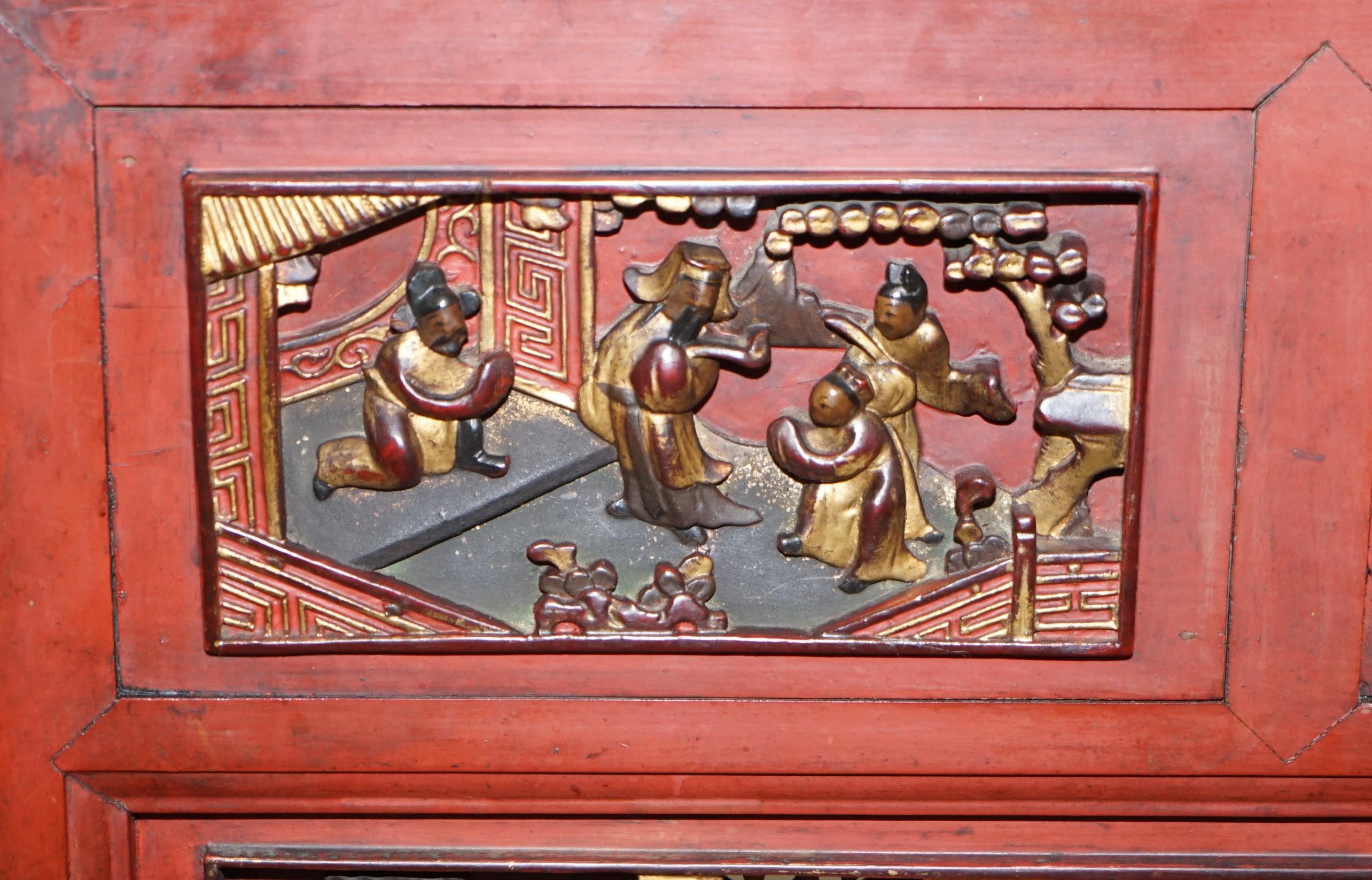Chinesischer Tee- oder Couchtisch mit chinesischer Marmorplatte und geschnitzten vergoldeten Holzplatten im Angebot 3