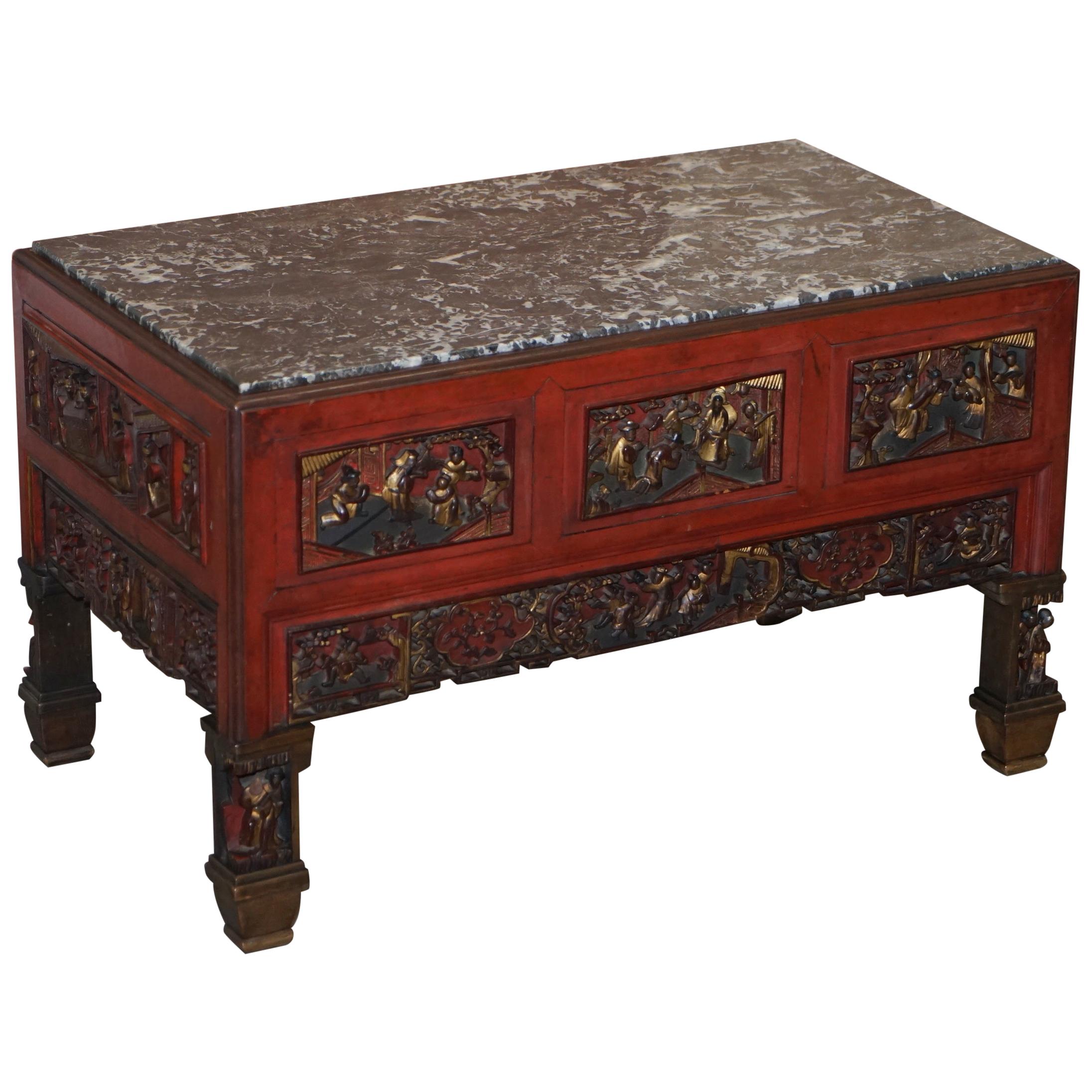 Table à thé ou table basse chinoise surmontée de marbre, utilisant des panneaux vintage en bois doré sculpté