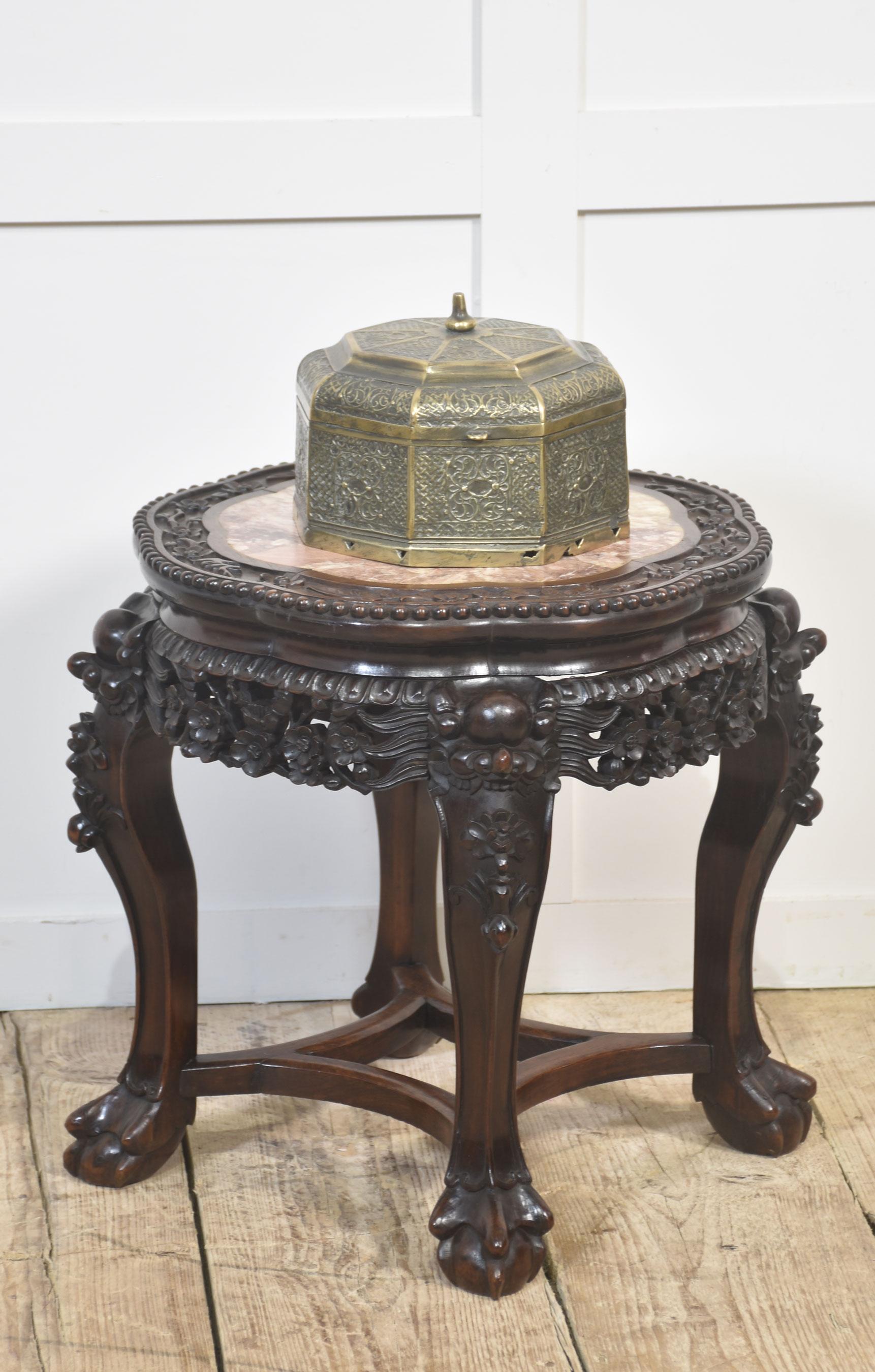 Un bellissimo tavolino cinese antico intagliato a mano, realizzato con un ricco inserto e un sorprendente piano in marmo rosa rotondo. Il tavolo presenta intricati intagli floreali e fogliati intorno al grembiule, sostenuto da eleganti gambe a