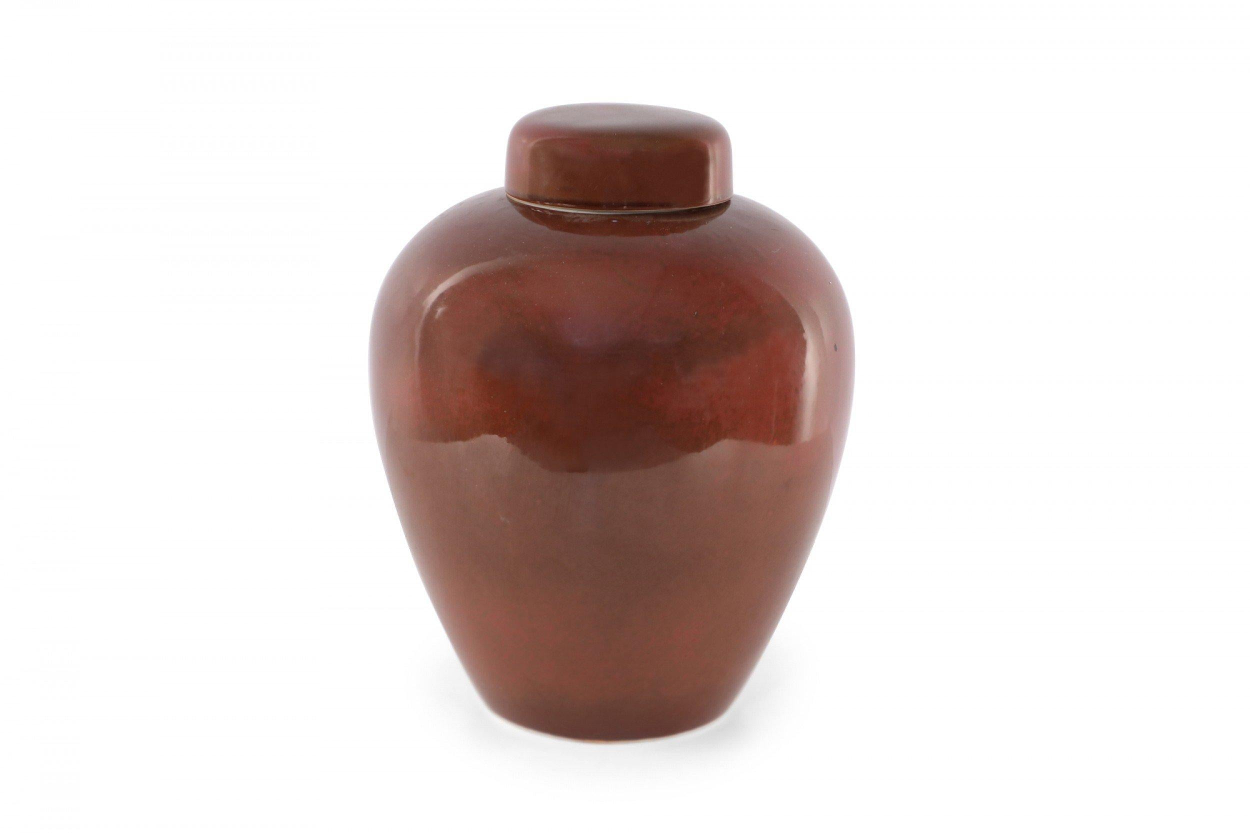 20ième siècle Pot à gingembre chinois en porcelaine à couvercle en marron et en caoutchouc en vente