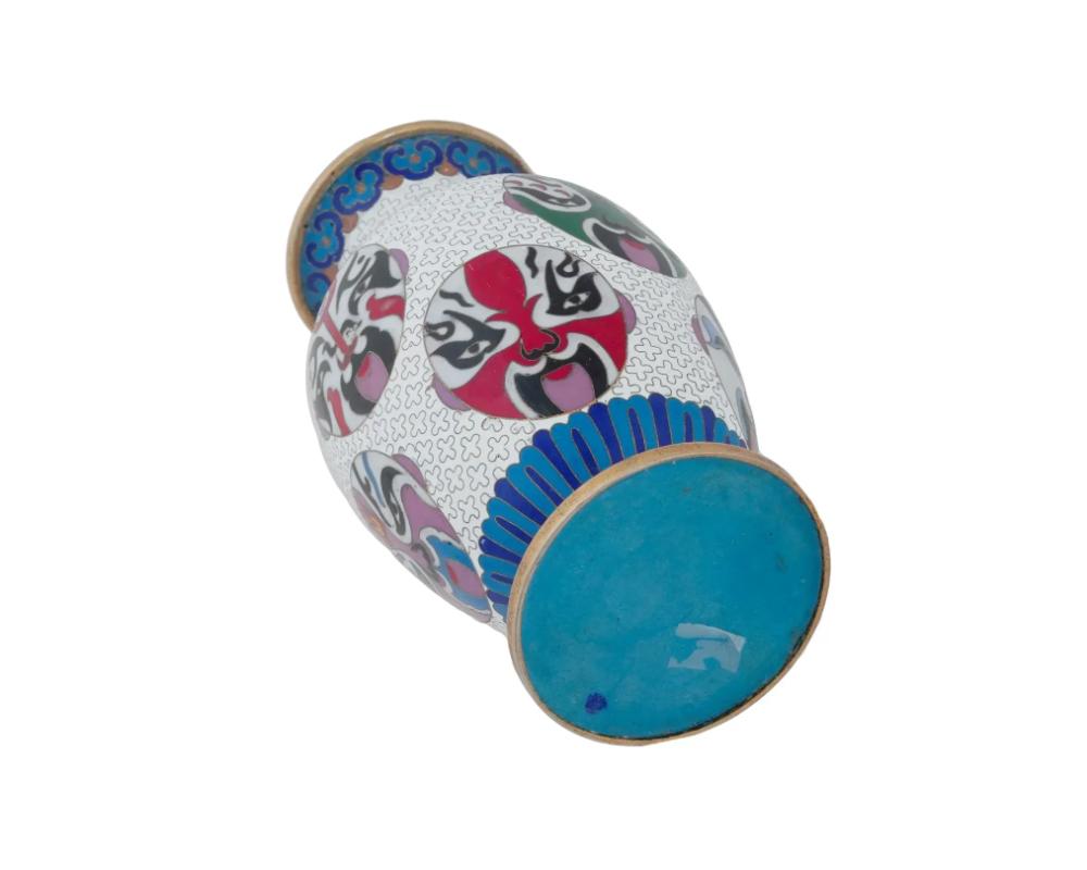 20ième siècle Vase en émail cloisonné sur laiton avec design de masque chinois en vente