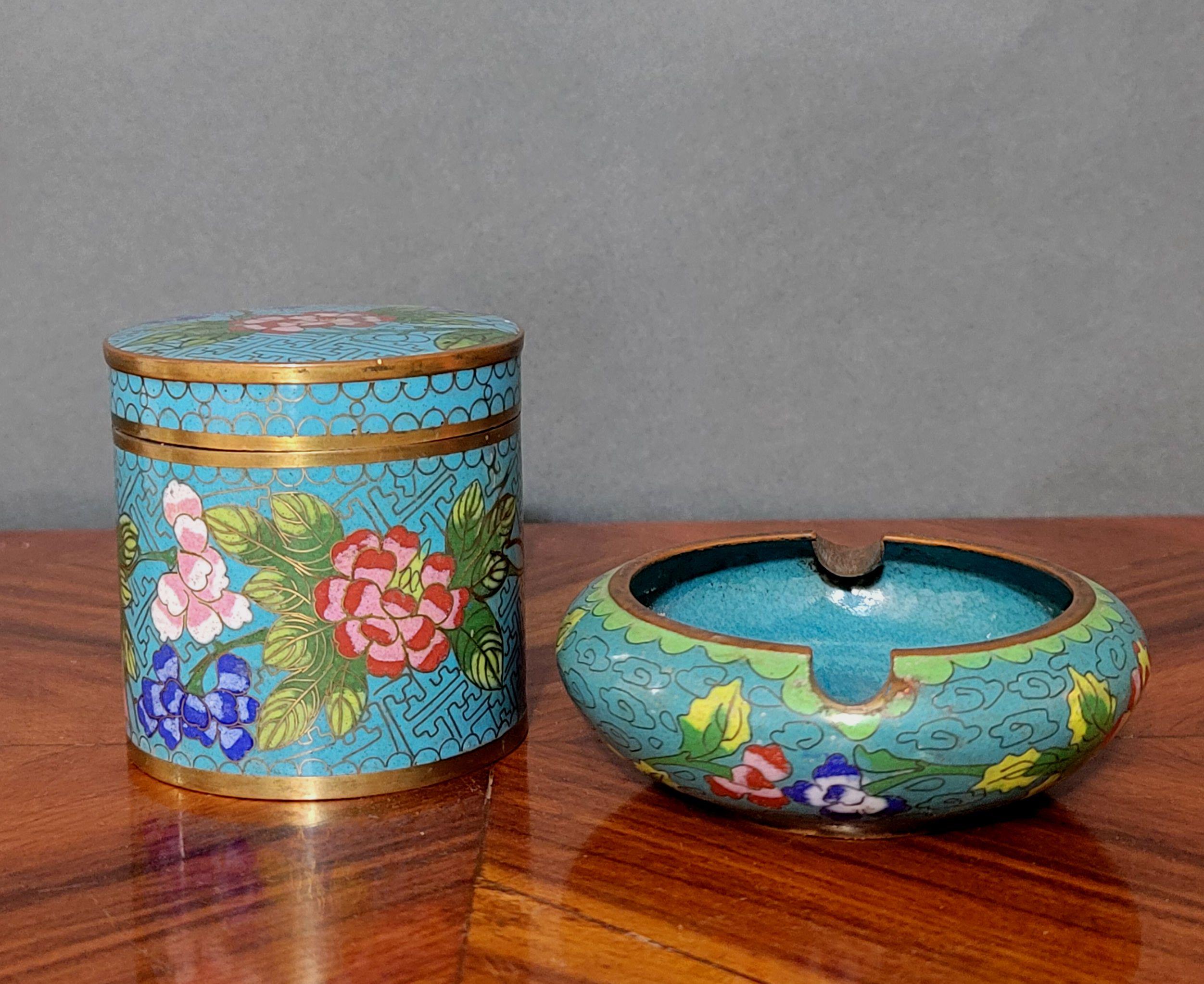 Presenting 2 antique of Chinese Matching Cloisonné Enamel cigarette case and ashtray, Blue.
Round Cigarette box: 3