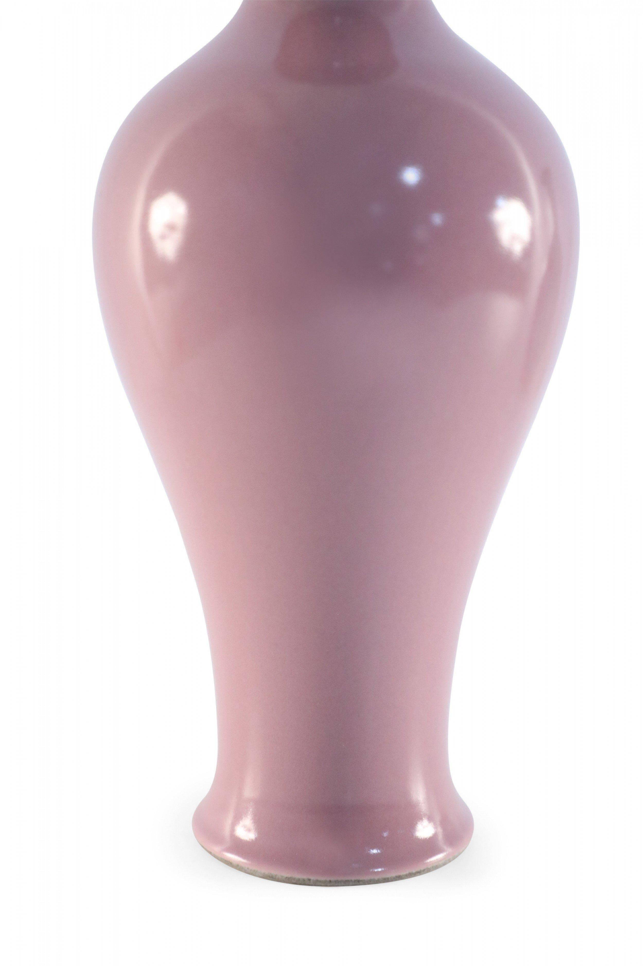 Chinesische glasierte chinesische Porzellanvase in Mauve im Angebot 1