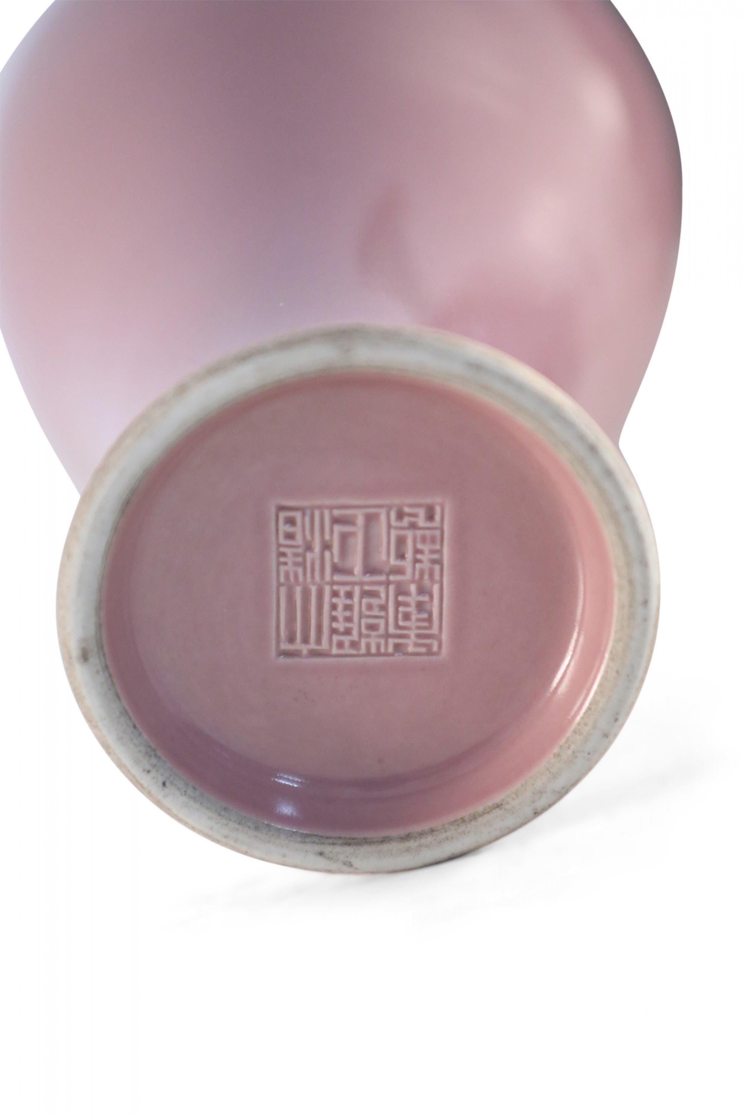 Chinesische glasierte chinesische Porzellanvase in Mauve im Angebot 2