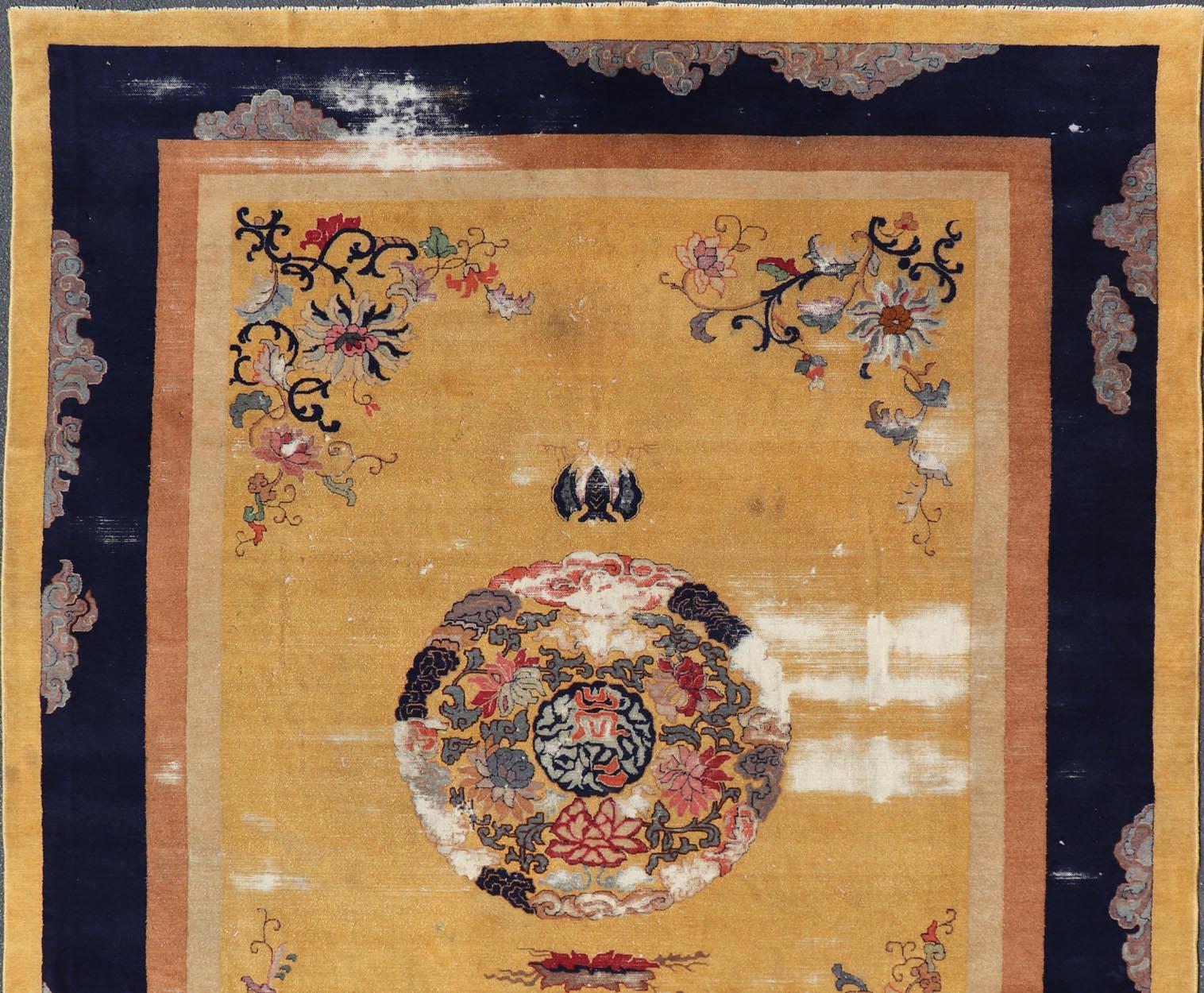 Tapis chinois à médaillons jaune safran, bleu marine et multicolore 9'5 x 12'8 en vente 3