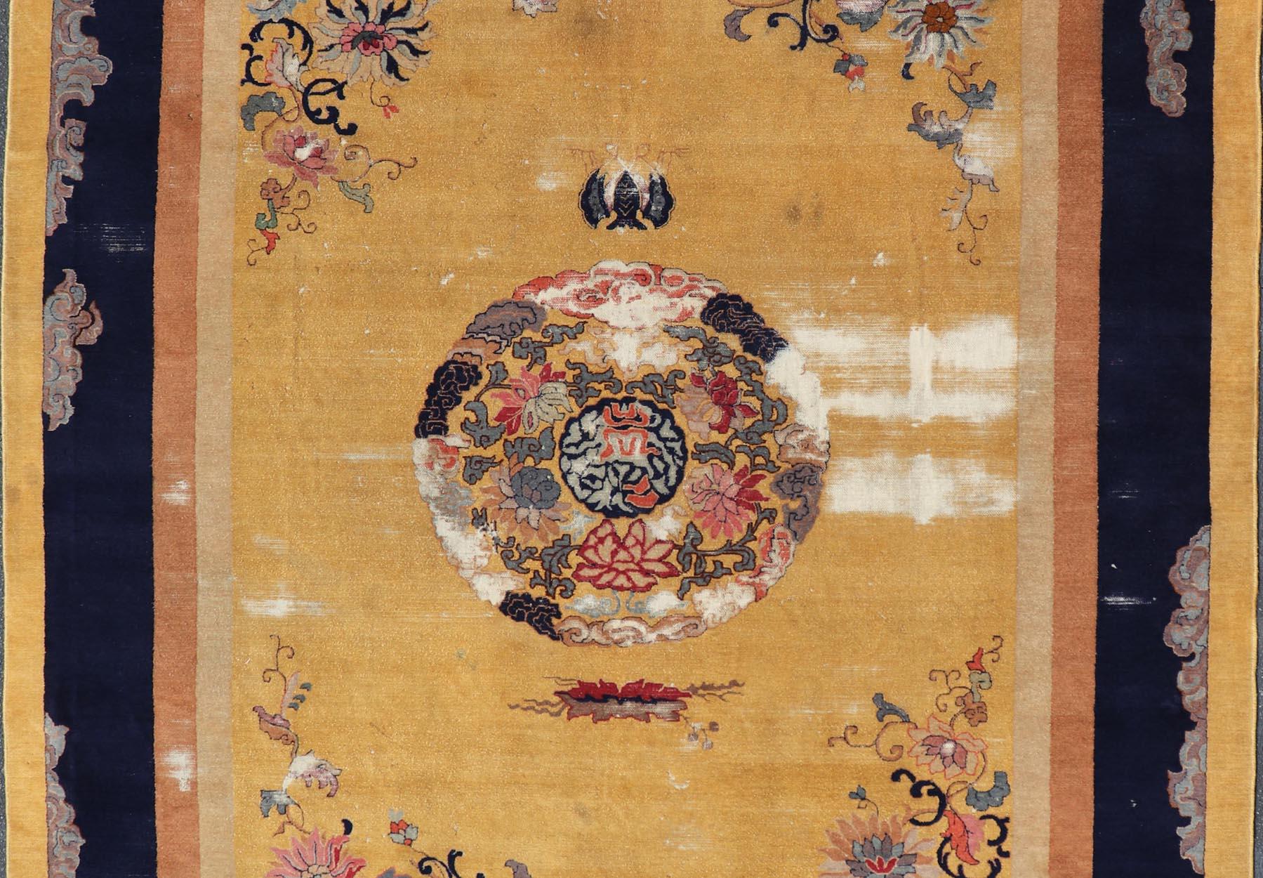 Tapis chinois à médaillons jaune safran, bleu marine et multicolore 9'5 x 12'8 en vente 4