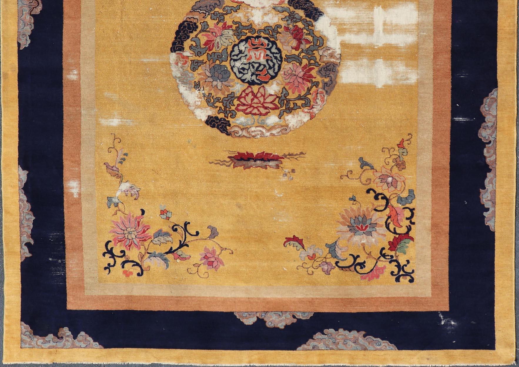 Tapis chinois à médaillons jaune safran, bleu marine et multicolore 9'5 x 12'8 en vente 5