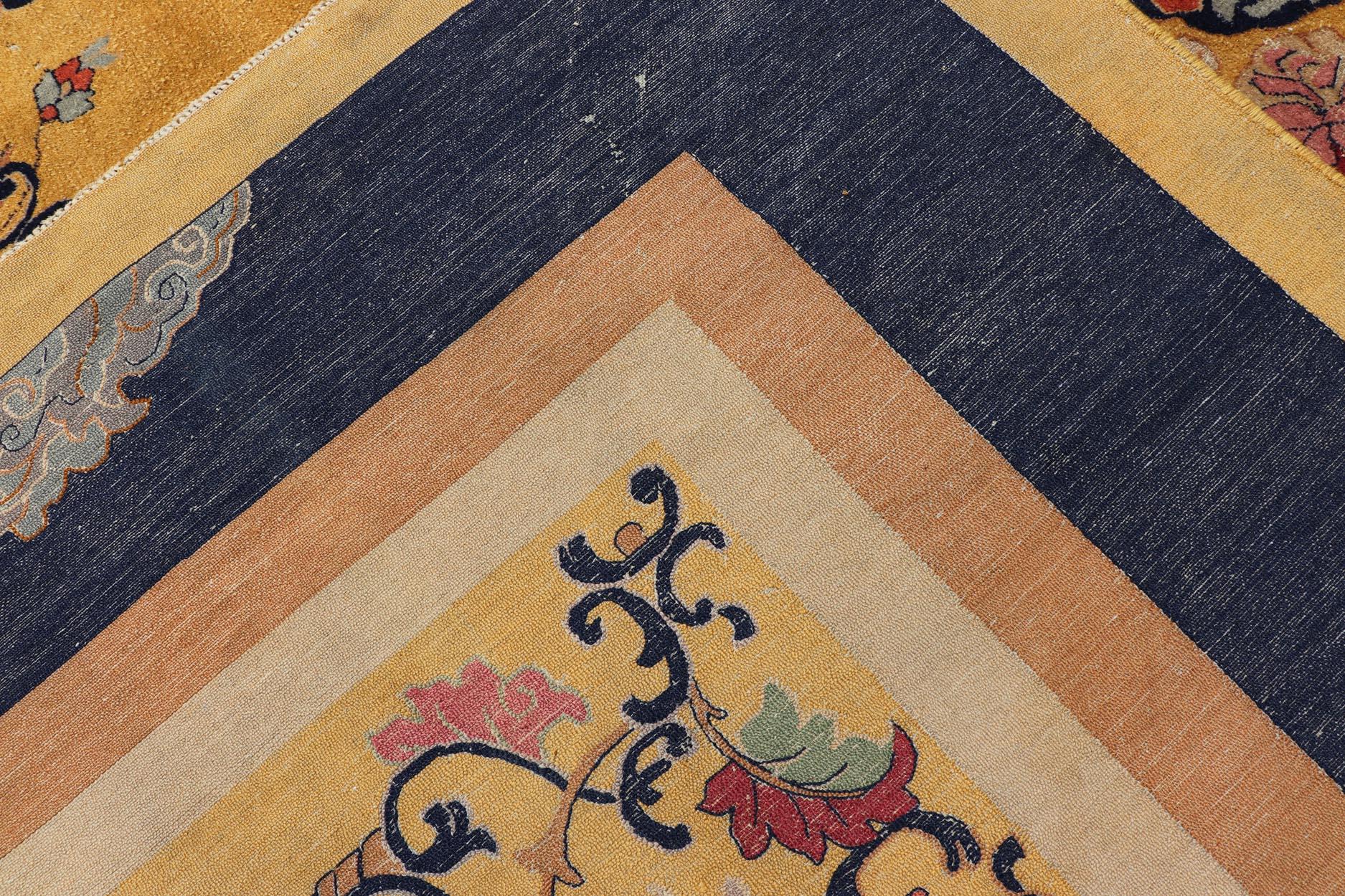 Tapis chinois à médaillons jaune safran, bleu marine et multicolore 9'5 x 12'8 en vente 6