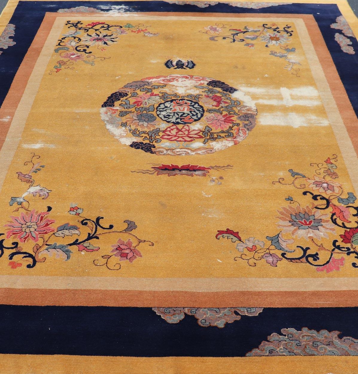 Tapis chinois à médaillons jaune safran, bleu marine et multicolore 9'5 x 12'8 en vente 7