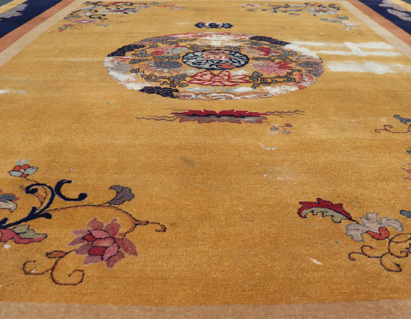Mesures : 9'5 x 12'8 
Tapis chinois à médaillons du milieu du XIXe siècle en jaune safran, bleu marine et multicolore Tapis chinois à médaillons du milieu du XIXe siècle. Keivan Woven Arts / tapis /TU-UGU-3605, pays d'origine / type : Turquie /