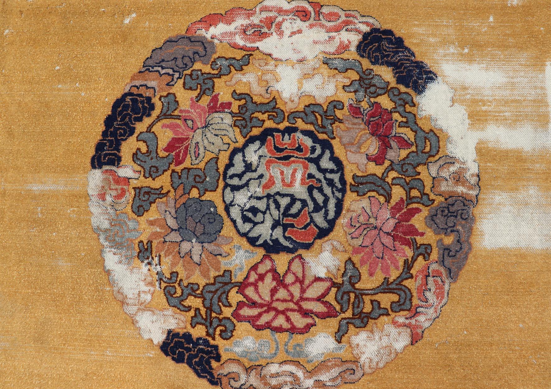 Art déco Tapis chinois à médaillons jaune safran, bleu marine et multicolore 9'5 x 12'8 en vente