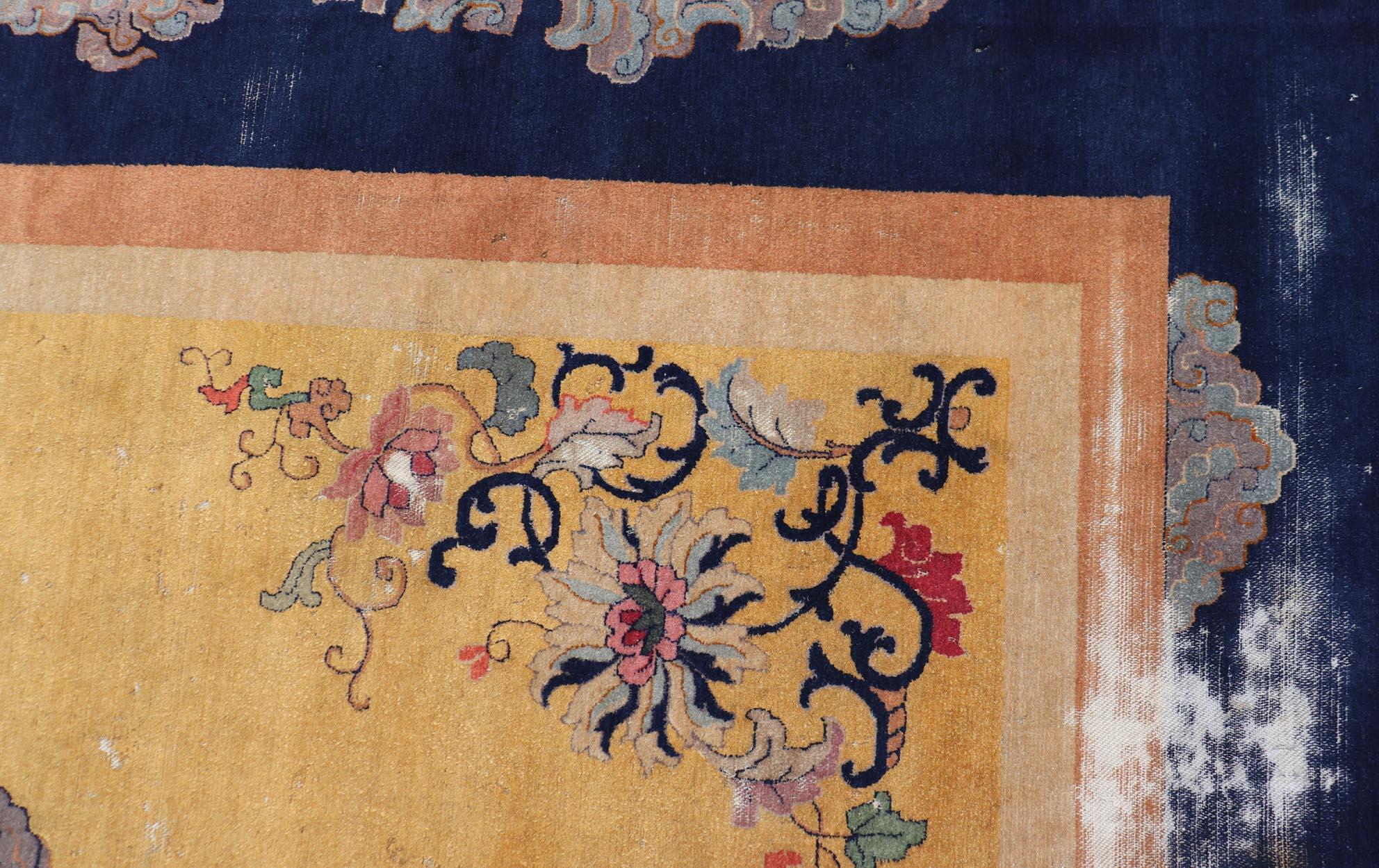 Tapis chinois à médaillons jaune safran, bleu marine et multicolore 9'5 x 12'8 État moyen - En vente à Atlanta, GA