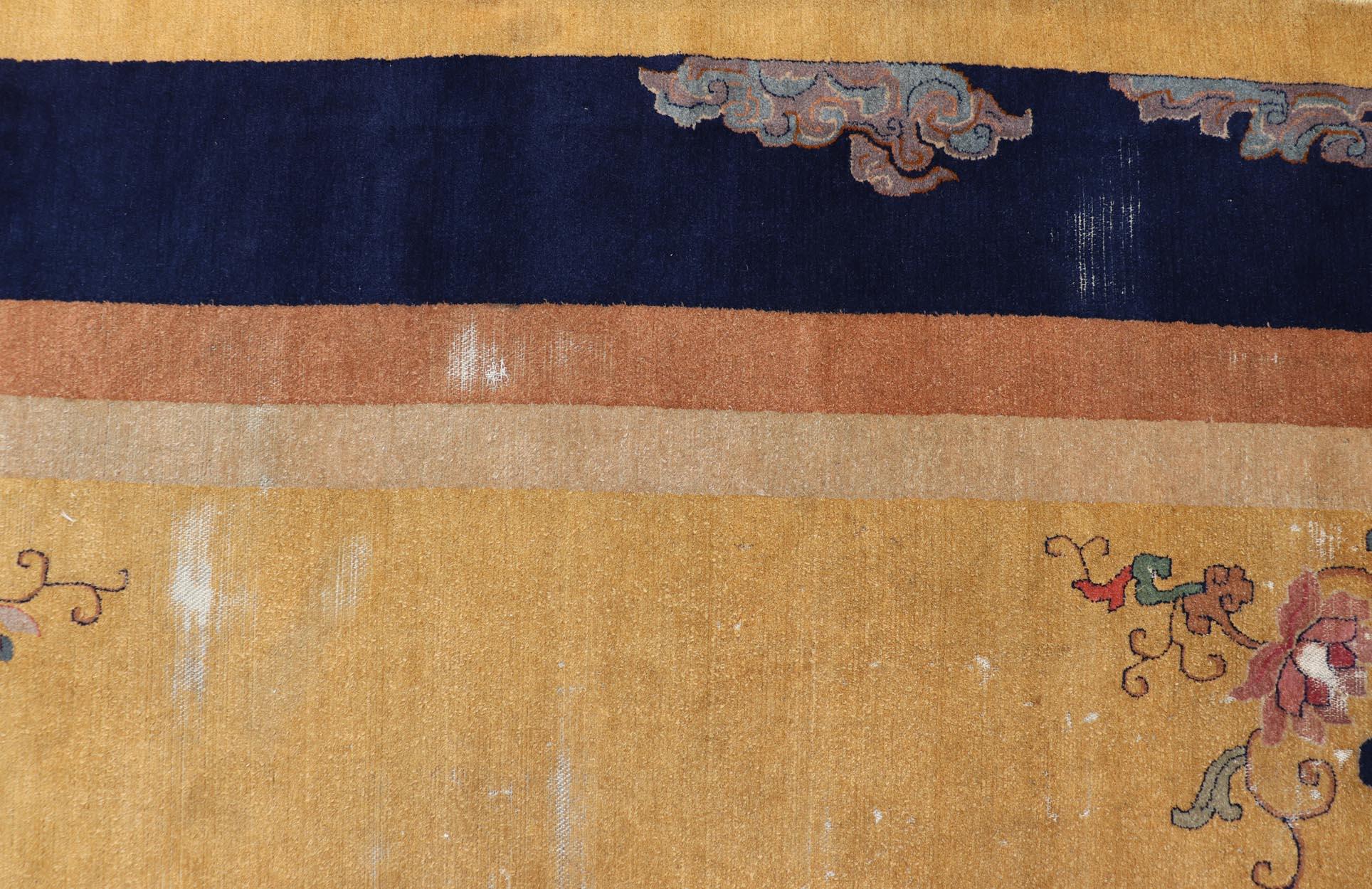 XIXe siècle Tapis chinois à médaillons jaune safran, bleu marine et multicolore 9'5 x 12'8 en vente