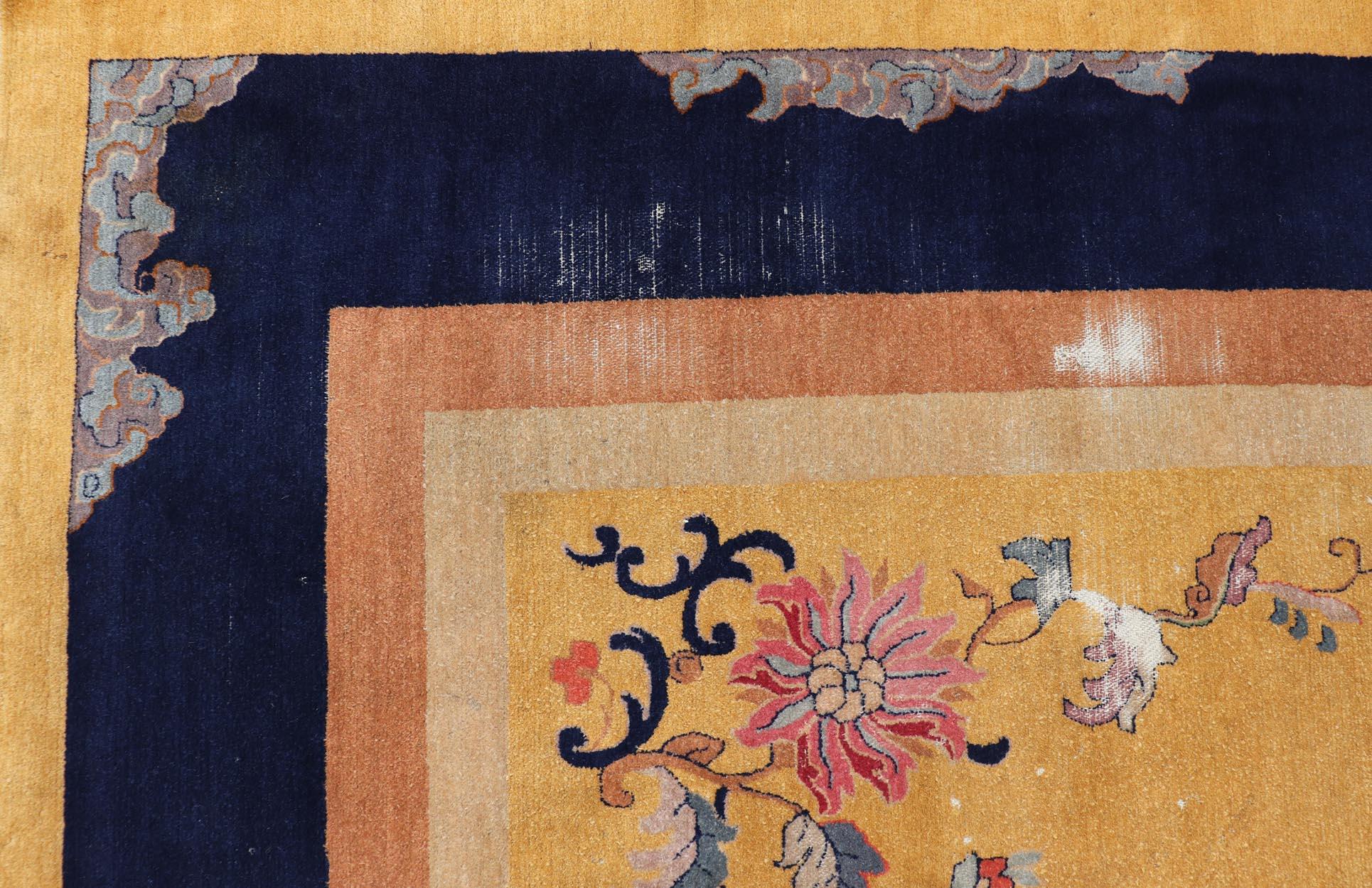 Laine Tapis chinois à médaillons jaune safran, bleu marine et multicolore 9'5 x 12'8 en vente