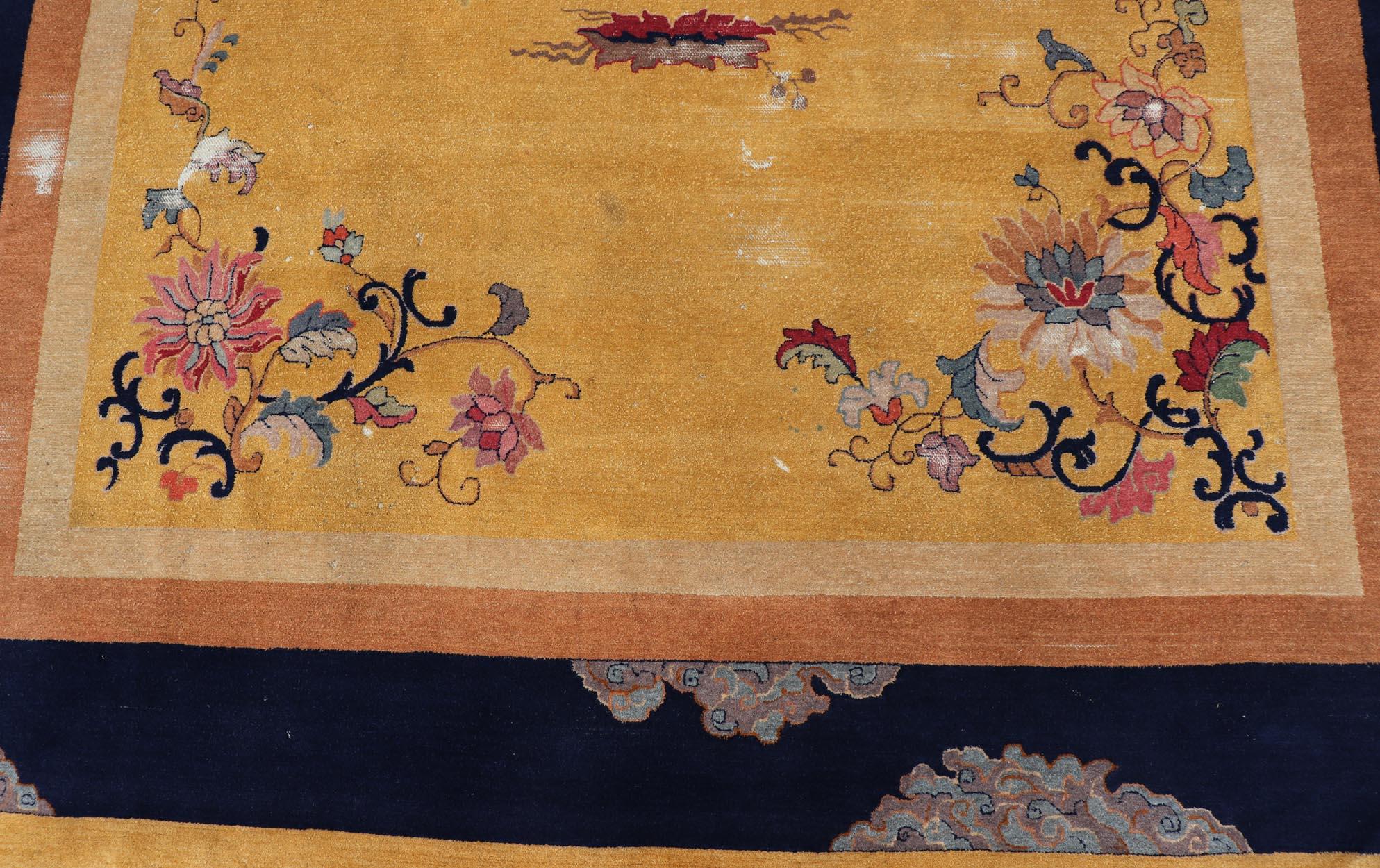Tapis chinois à médaillons jaune safran, bleu marine et multicolore 9'5 x 12'8 en vente 1