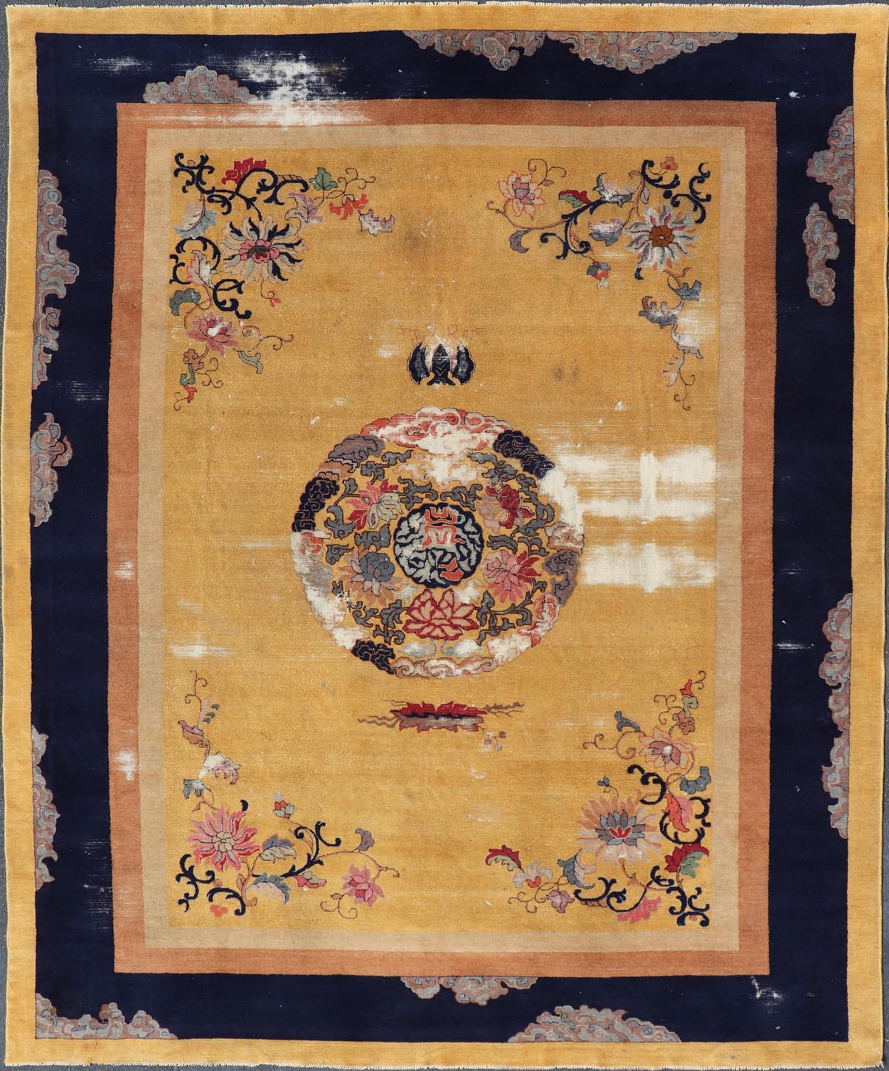 Chinesischer Medaillon-Teppich in Safrangelb, Marineblau und mehrfarbigen Farben 9'5 x 12'8