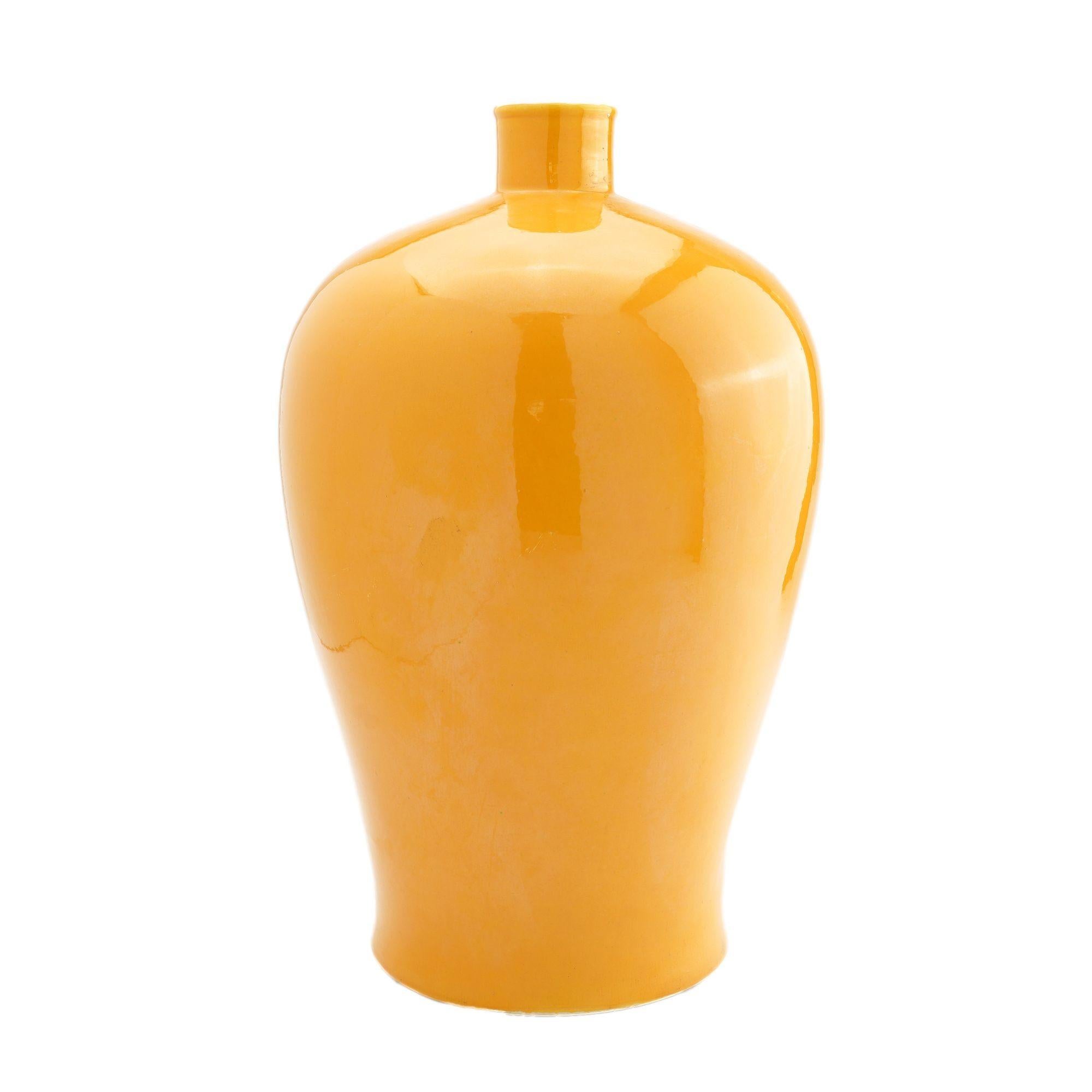 Vaso in porcellana di forma Mei-ping, realizzato a mano con uno smalto giallo imperiale. La parte inferiore del piede presenta un sigillo a sei caratteri in blu cobalto sotto smalto all'interno di un cerchio di doppie linee. Il sigillo è