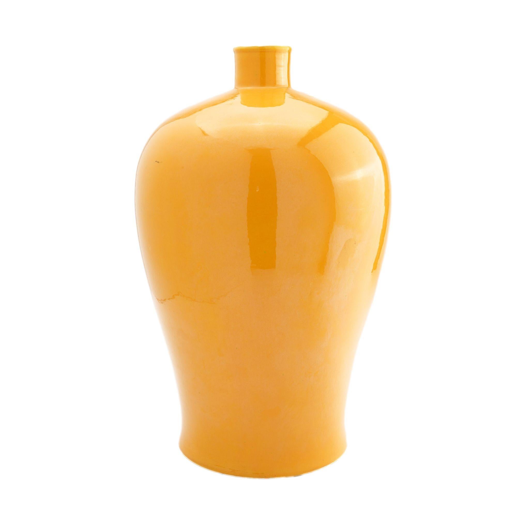 Cinese Vaso in porcellana cinese a forma di mei-ping in giallo imperiale, 1912-1949 ca. in vendita
