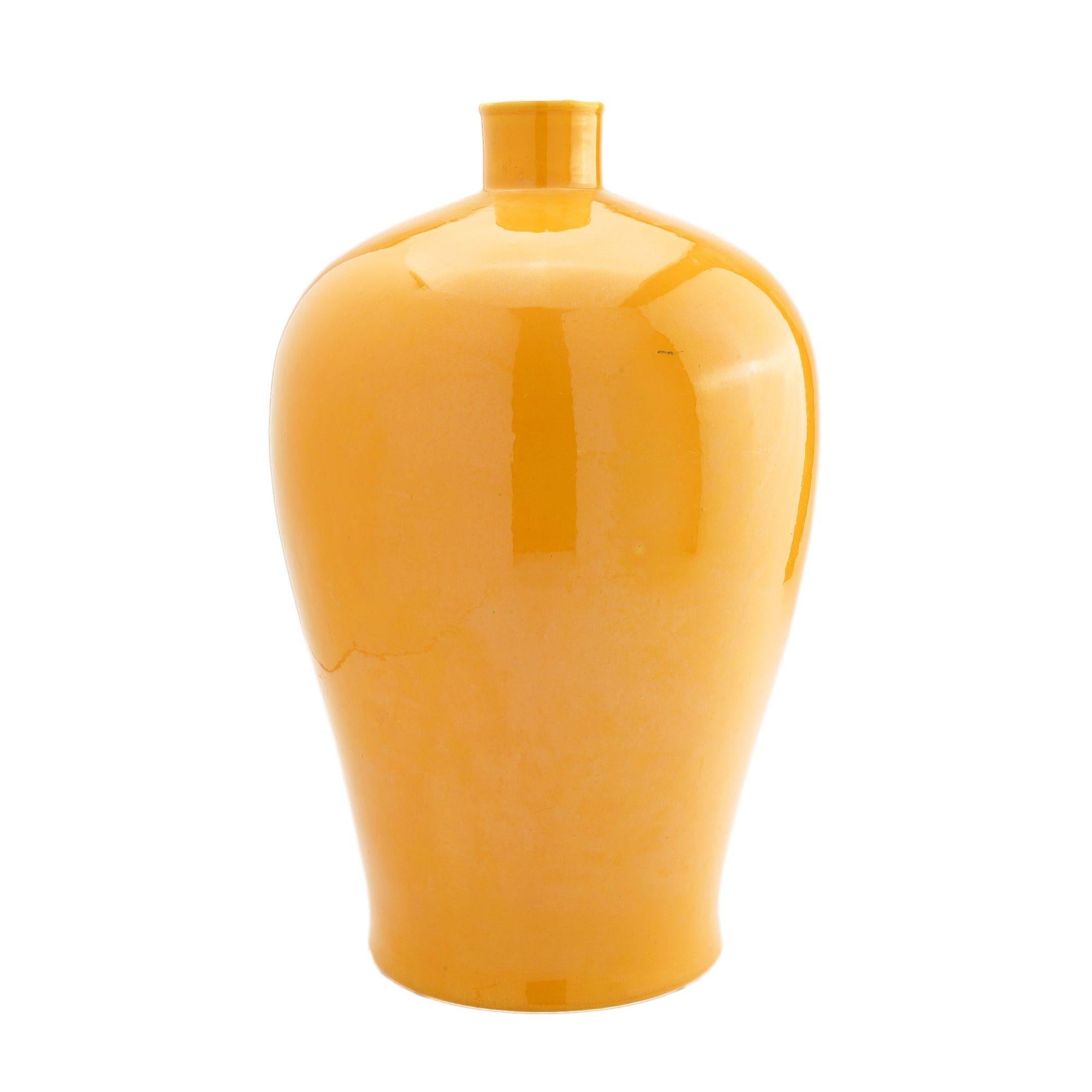 Vaso in porcellana cinese a forma di mei-ping in giallo imperiale, 1912-1949 ca. In condizioni buone in vendita a Kenilworth, IL