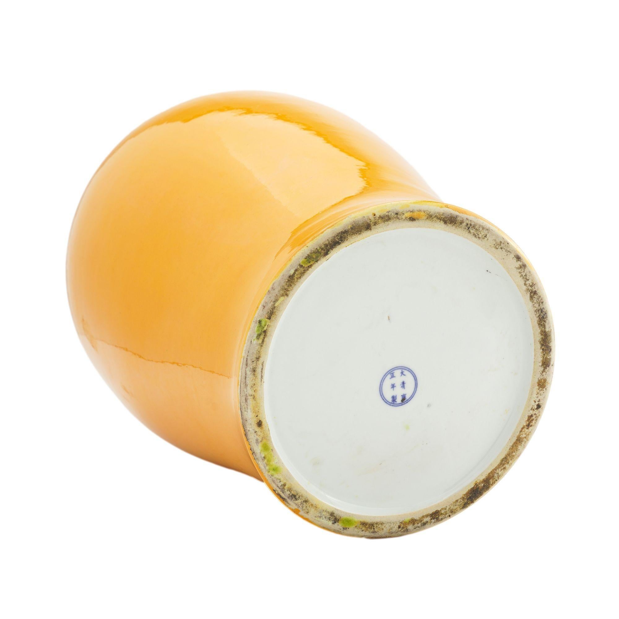Vaso in porcellana cinese a forma di mei-ping in giallo imperiale, 1912-1949 ca. in vendita 1