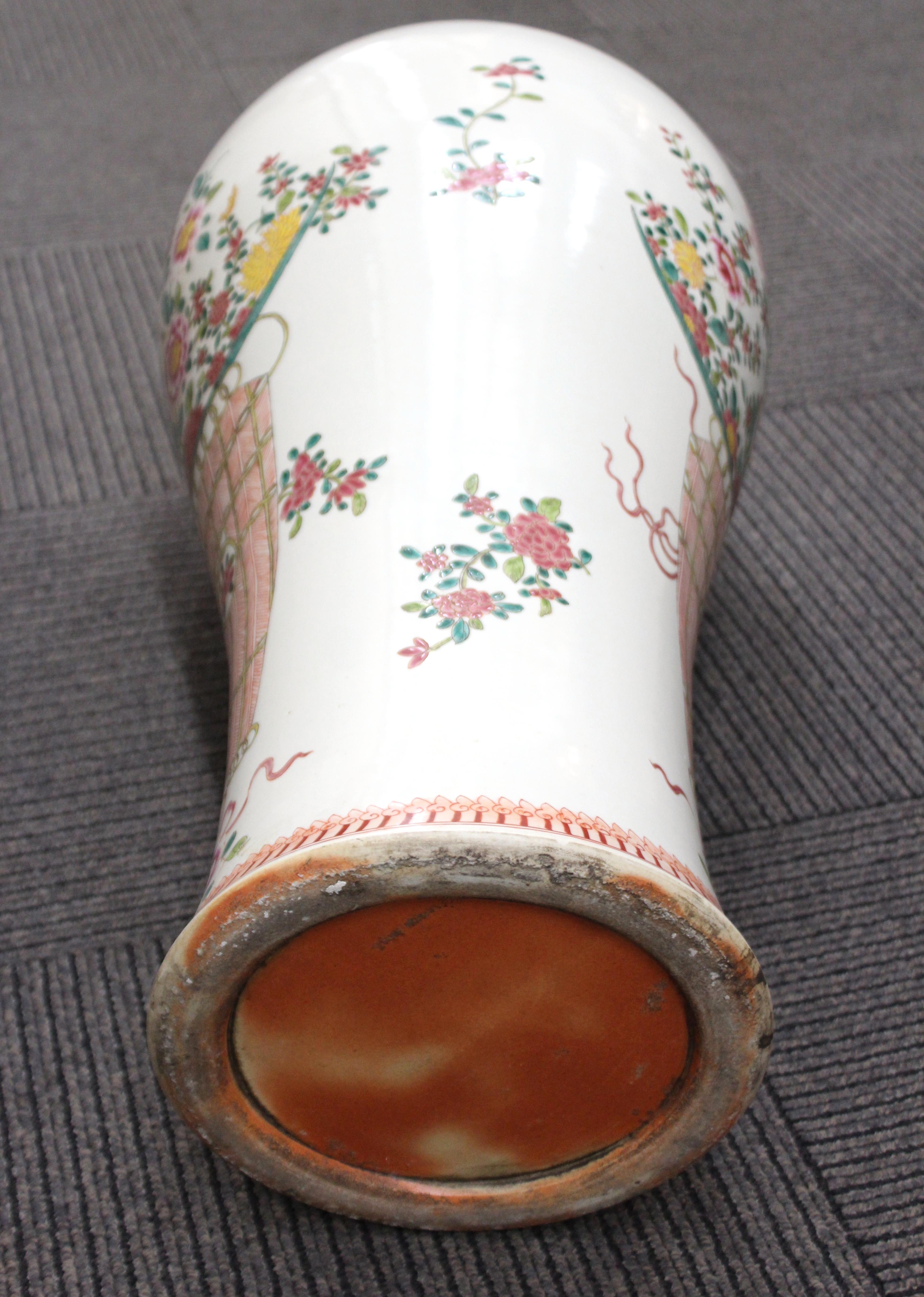 Large Chinese Famille Rose Porcelain Vase  For Sale 4