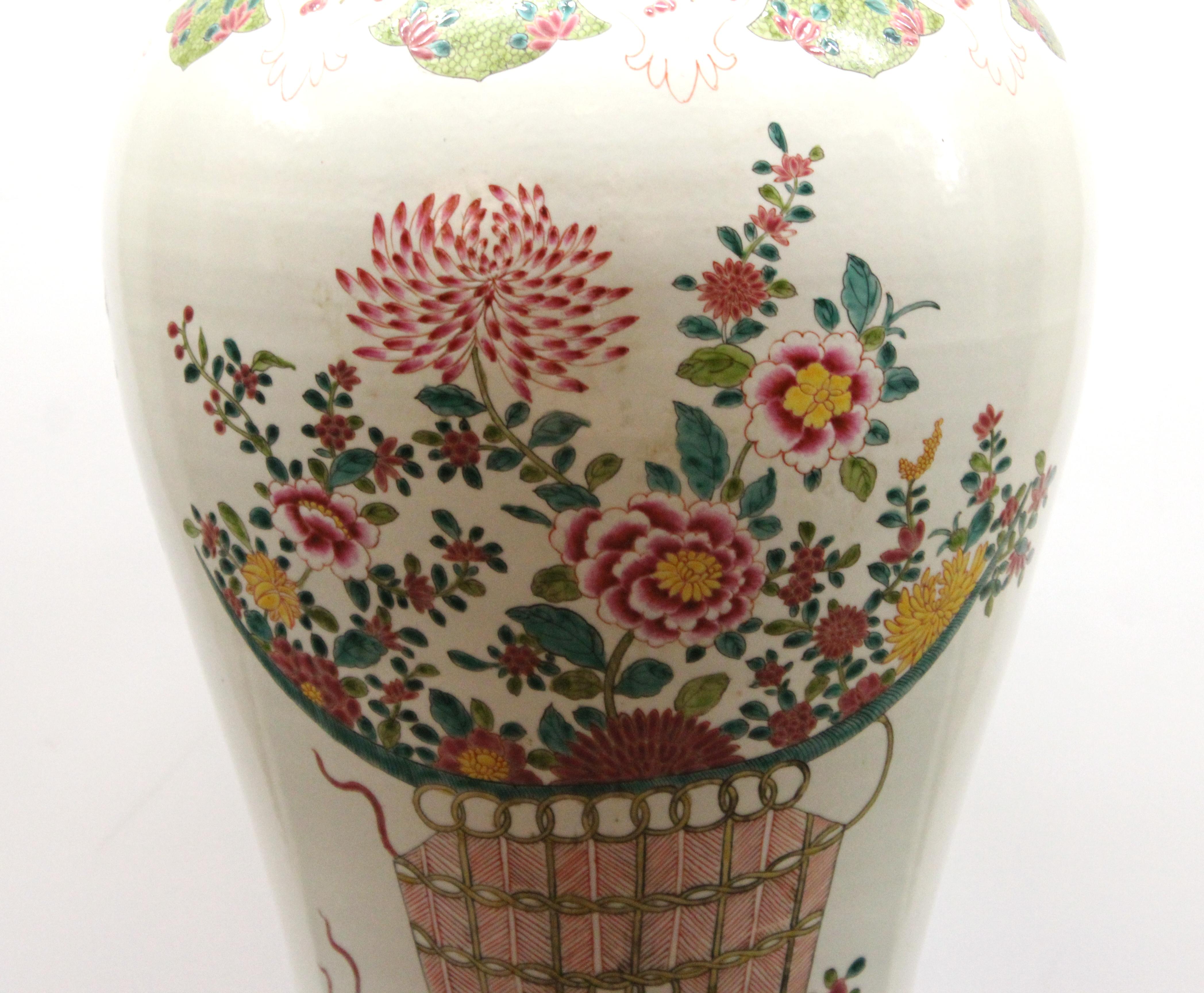 Grand vase chinois en porcelaine Famille Rose  en vente 6