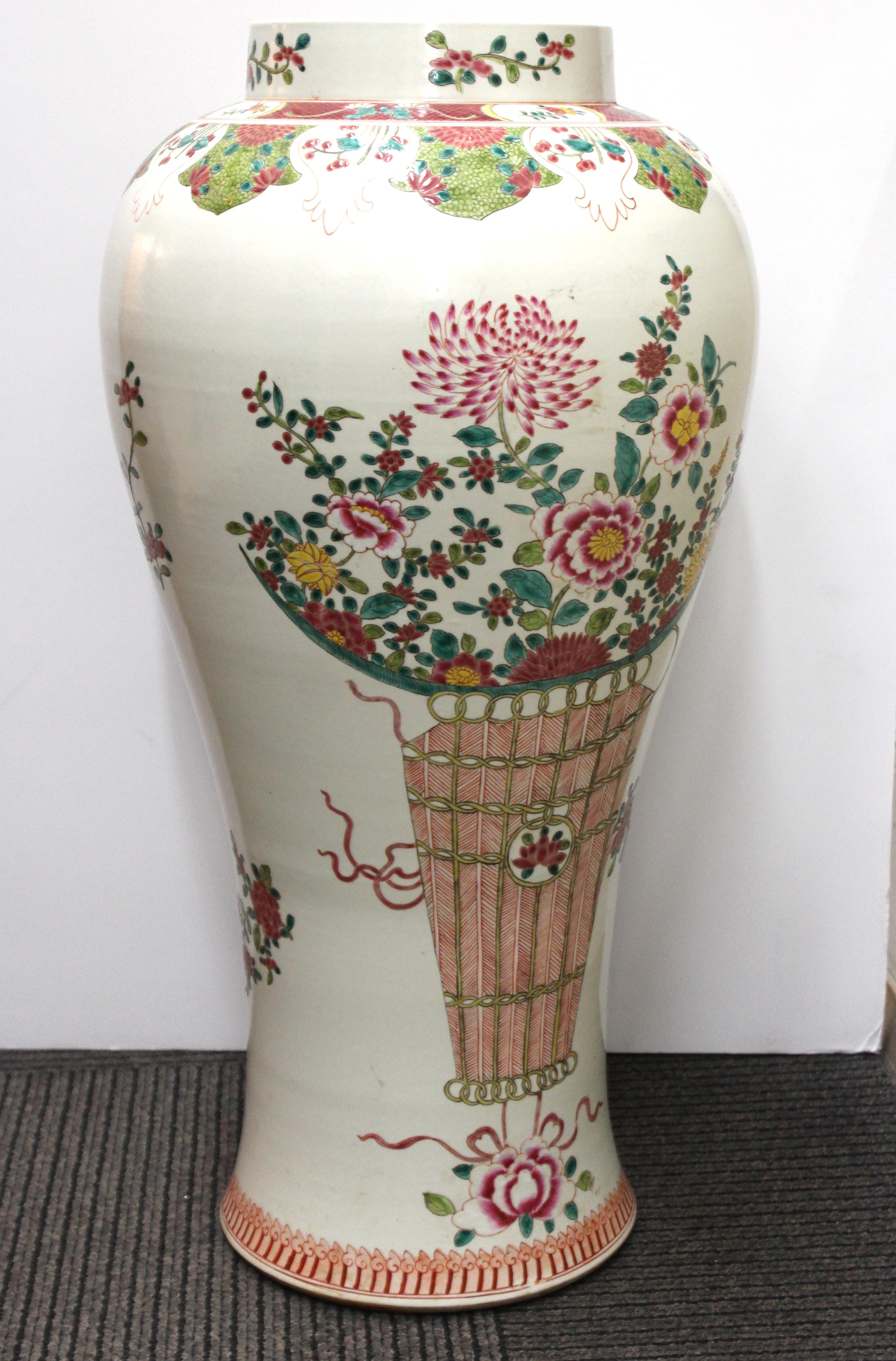 Vase en porcelaine chinoise Famille Rose avec un motif décoratif coloré. La pièce date du milieu du 20e siècle et est en excellent état.