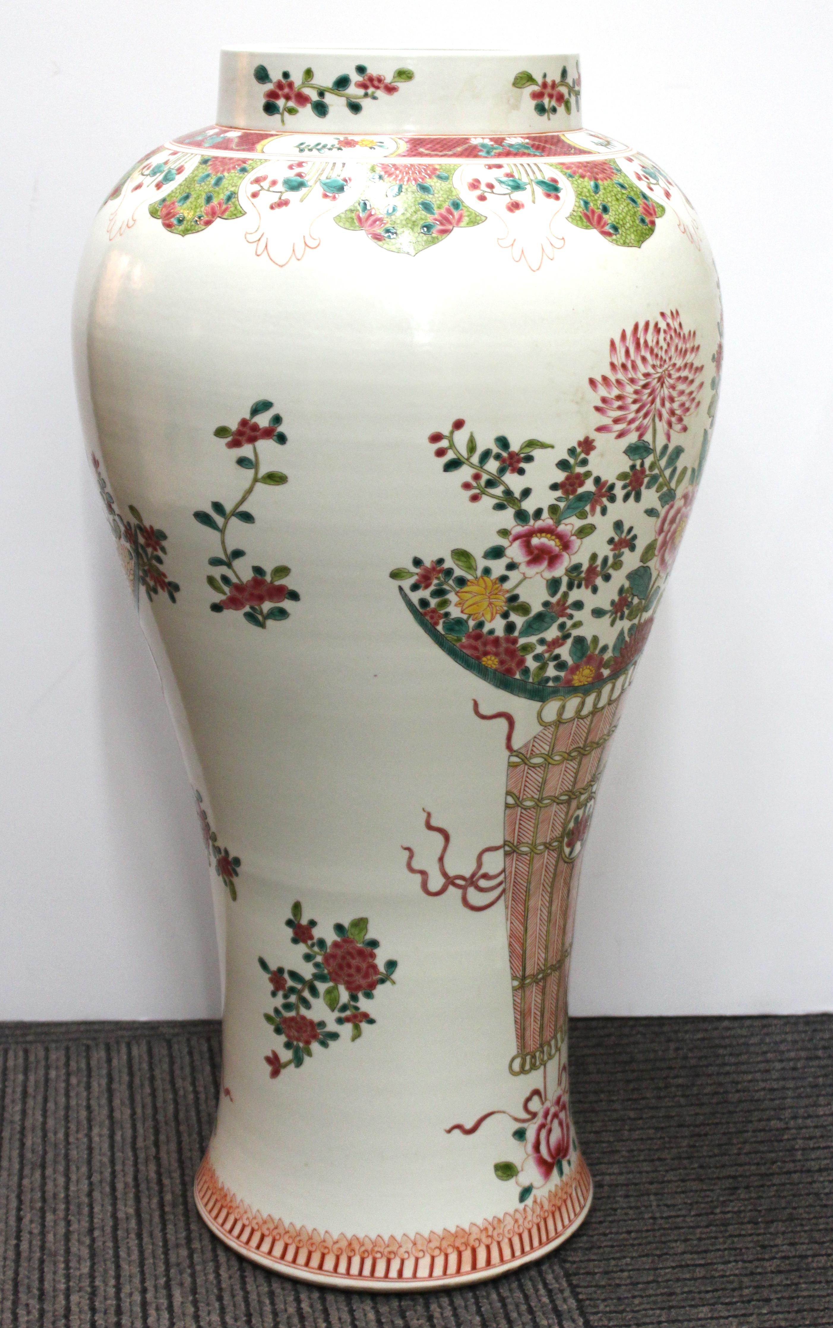 Exportation chinoise Grand vase chinois en porcelaine Famille Rose  en vente
