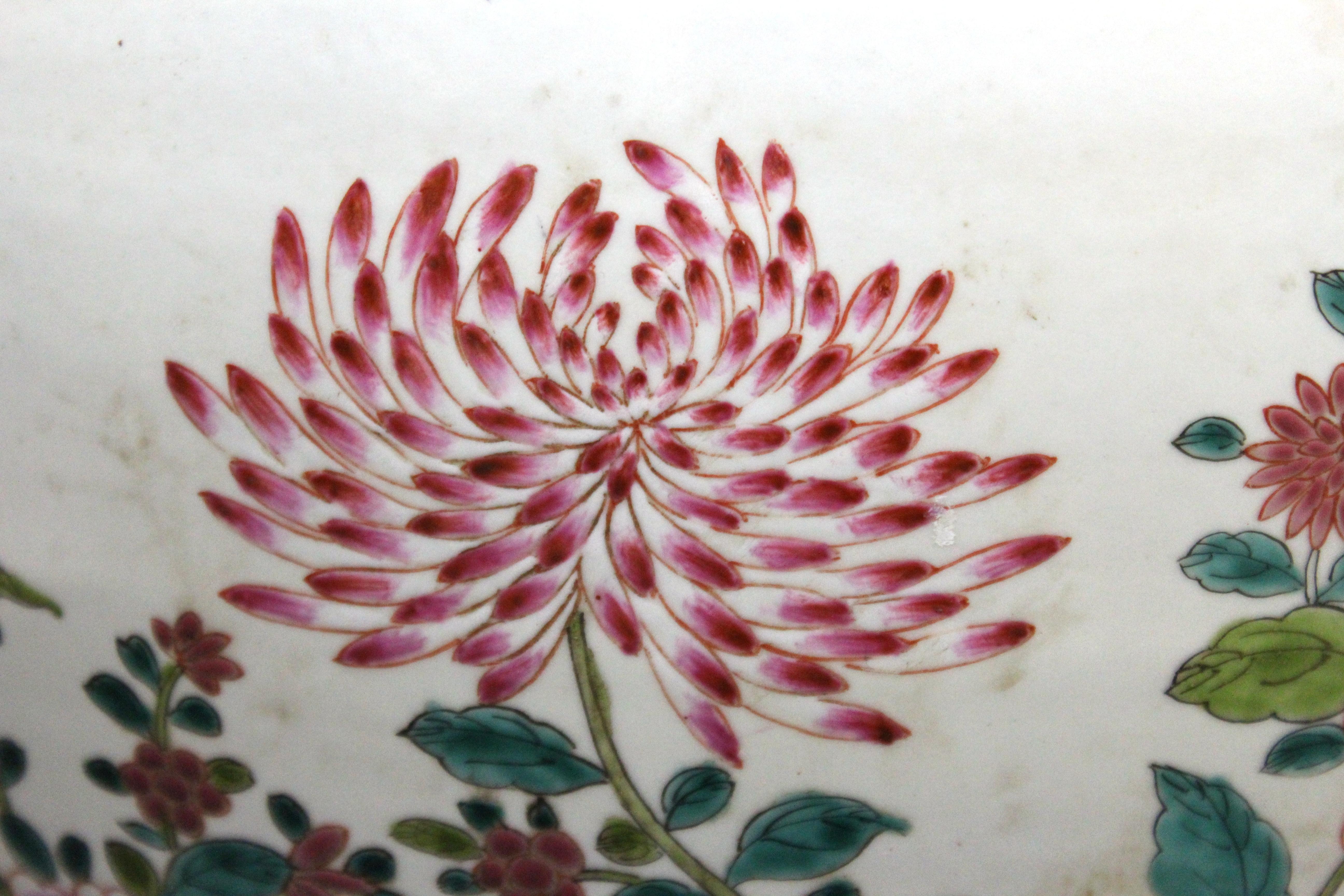 Chinois Grand vase chinois en porcelaine Famille Rose  en vente
