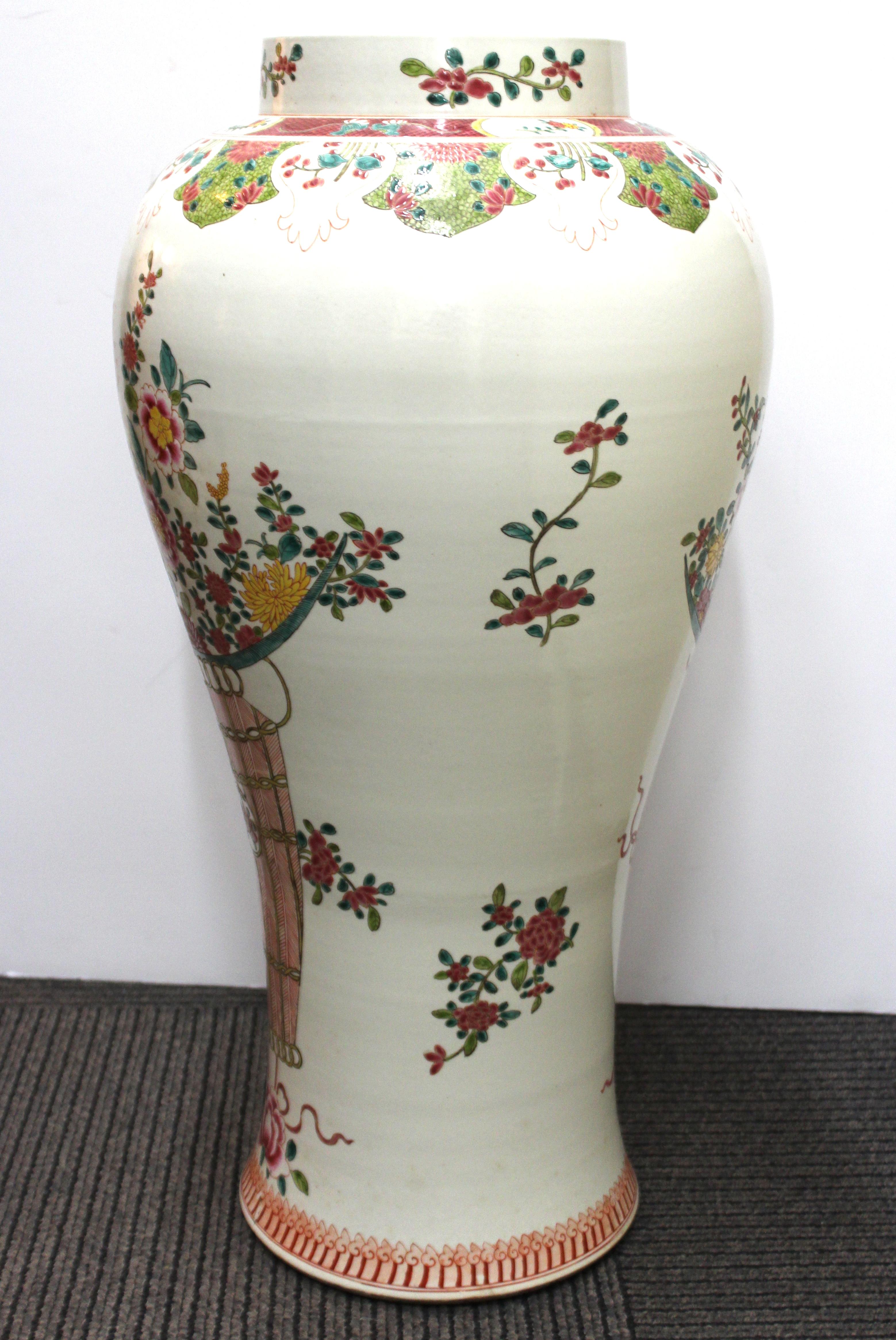 20ième siècle Grand vase chinois en porcelaine Famille Rose  en vente