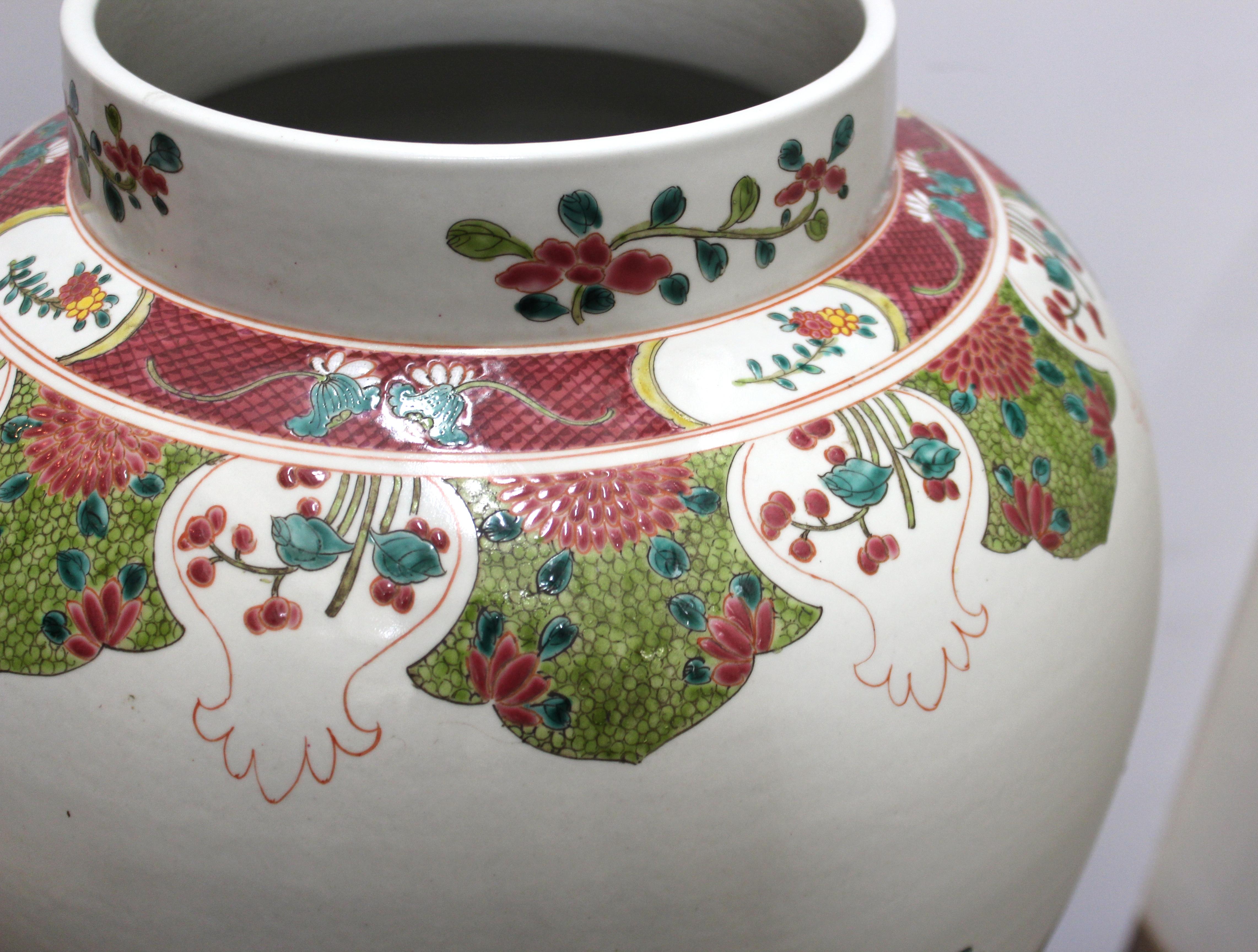 Céramique Grand vase chinois en porcelaine Famille Rose  en vente